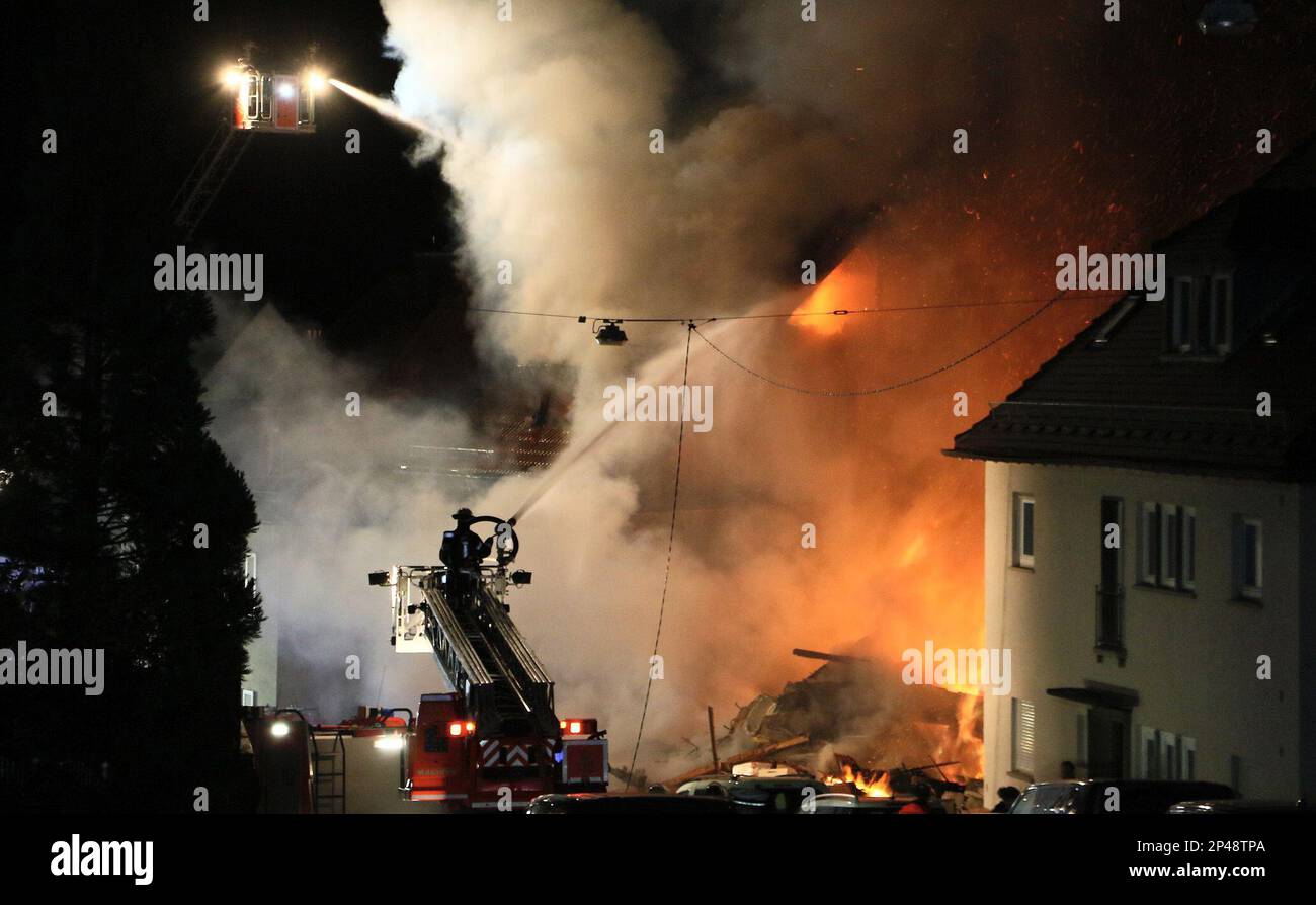 Stuttgart, Allemagne. 06th mars 2023. Des pompiers sur des échelles aériennes éteignent un bâtiment résidentiel. Un résident est absent après une explosion de gaz présumée dans un immeuble résidentiel de l'ouest de Stuttgart. Une partie de la maison s'est effondrée dans la nuit à lundi, l'autre était en flammes, selon le service des incendies. Credit: Andreas Rometsch/KS-Images/dpa/Alay Live News Banque D'Images