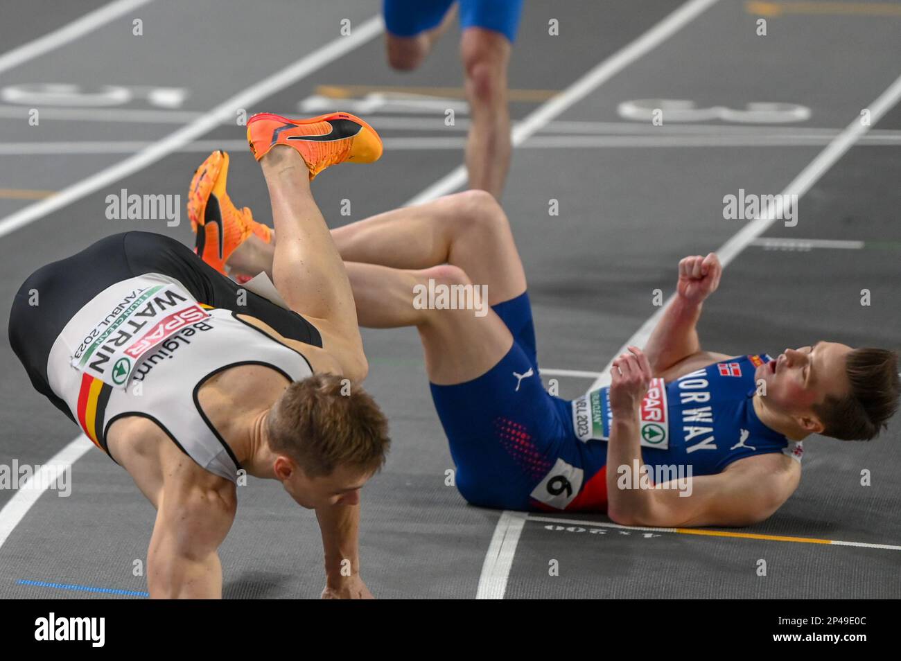 Julien Watrin (bel) termine avec Karsten Warholm (NOR) dans la finale 400m aux Championnats européens d'athlétisme en salle sur 5 mars 2023 à l'aréna Atakoy à Istanbul, Turquie Credit: SCS/Erik van Leeuwen/AFLO/Alamy Live News Banque D'Images