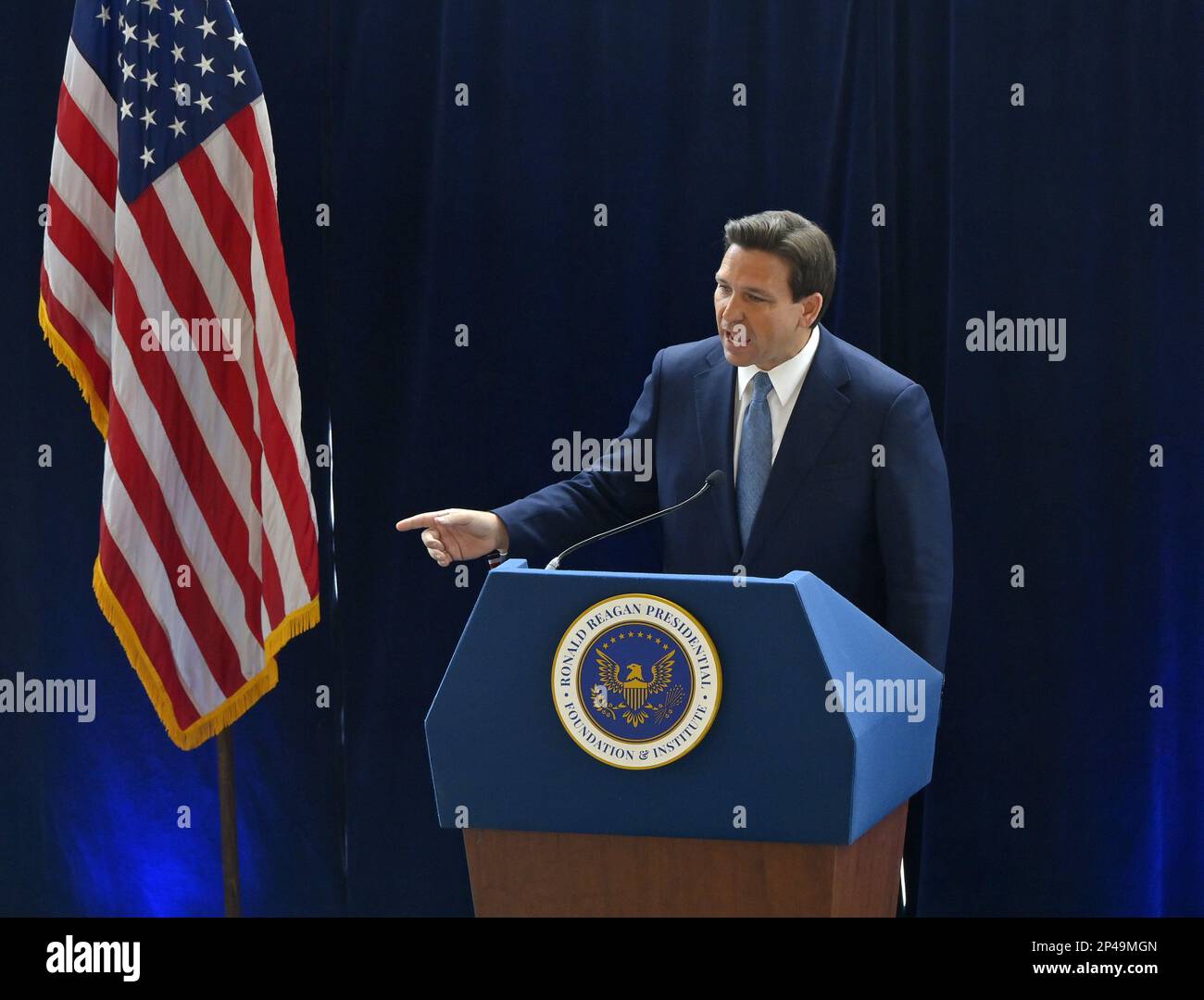 Simi Valley, Californie, États-Unis. 05th mars 2023. Gov. Floride Ron DeSantis s'adresse dimanche à 5 mars 2023 à la bibliothèque présidentielle Ronald Reagan dans la vallée de Simi, en Californie. Alors qu'il se dirige vers la course à la présidence de 2024, DeSantis a fait un pèlerinage à la bibliothèque, où les Républicains ont accusé les dirigeants des États bleus comme la Californie d'être des « politiciens de confinement » et ont accusé que la crise du coronavirus du pays a créé « un grand test dans la gouvernance des philosophies. Crédit : UPI/Alay Live News Banque D'Images