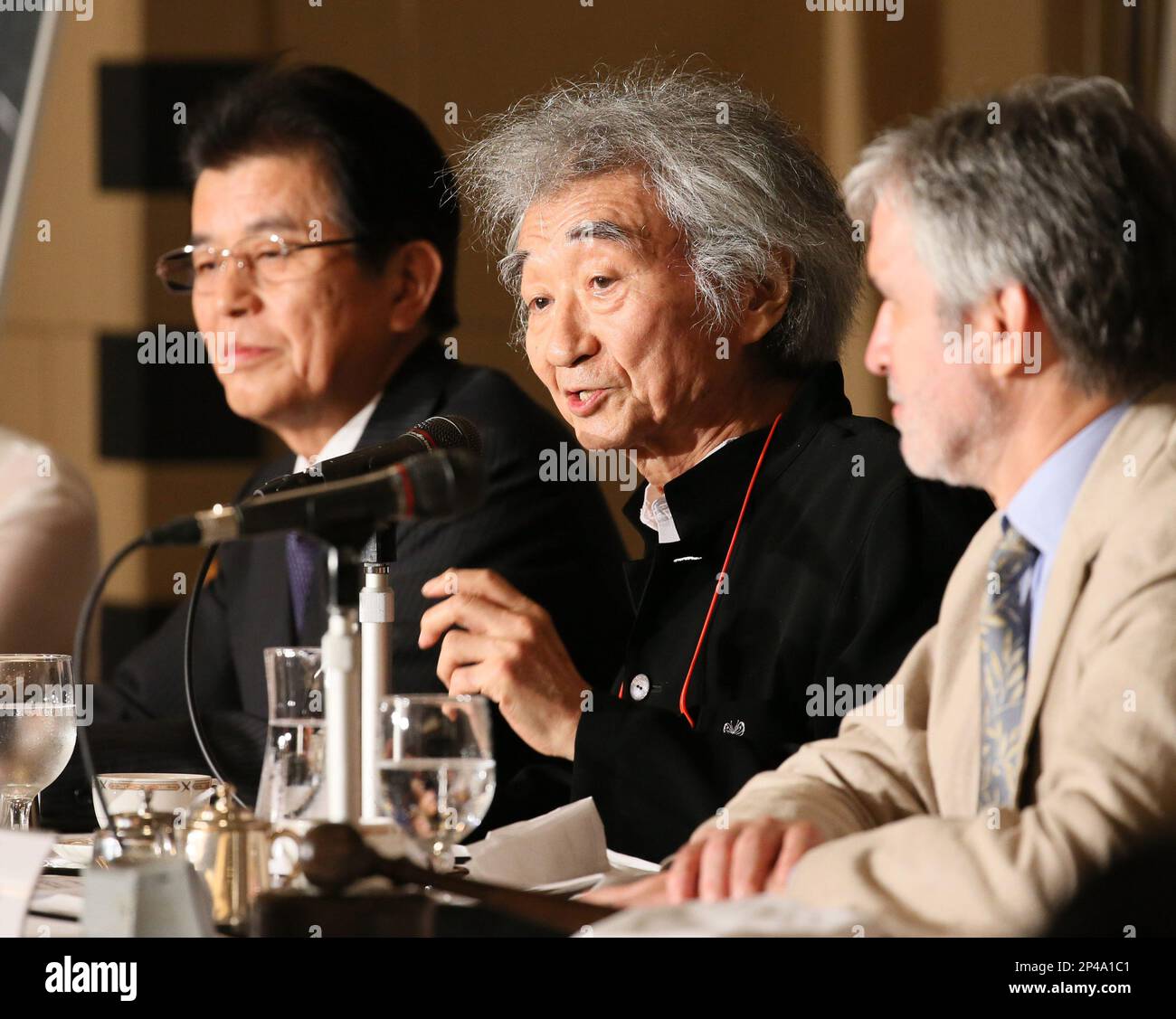 Japanese conductor Seiji Ozawa (C) speaks at a press conference at Foreign Correspondents' Club in Tokyo, Japan, Aug. 4, 2014. The world-renowned maestro, who currently serves as the general director of "Saito Kinen Festival Matsumoto", a music festival, announced that the music festival will be changed into "Seiji Ozawa Matsumoto Festival" next year. ( The Yomiuri Shimbun via AP Images ) Banque D'Images