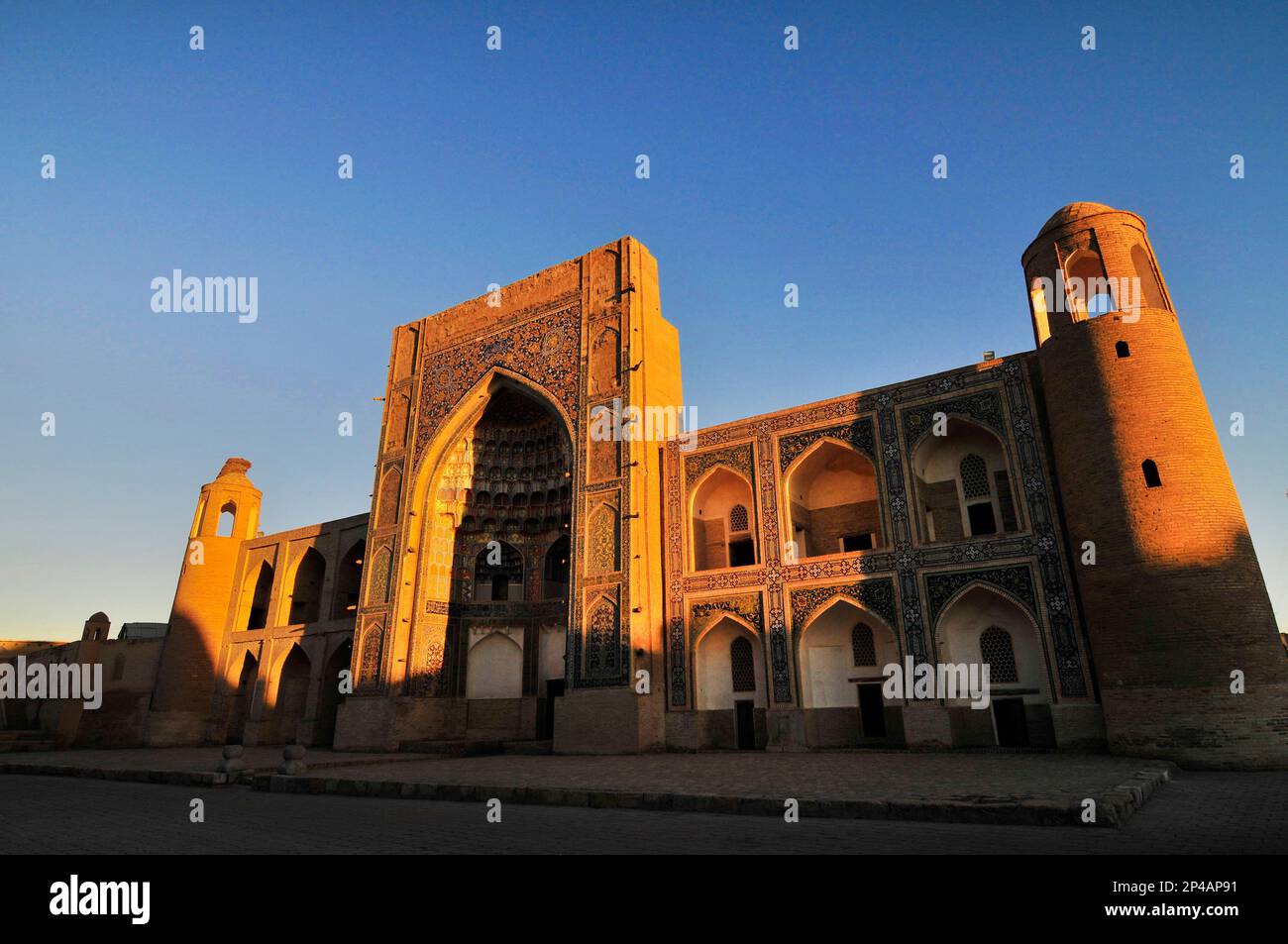 Abdulaziz Khan Madrassah dans la vieille ville de Boukhara, Ouzbékistan. Banque D'Images