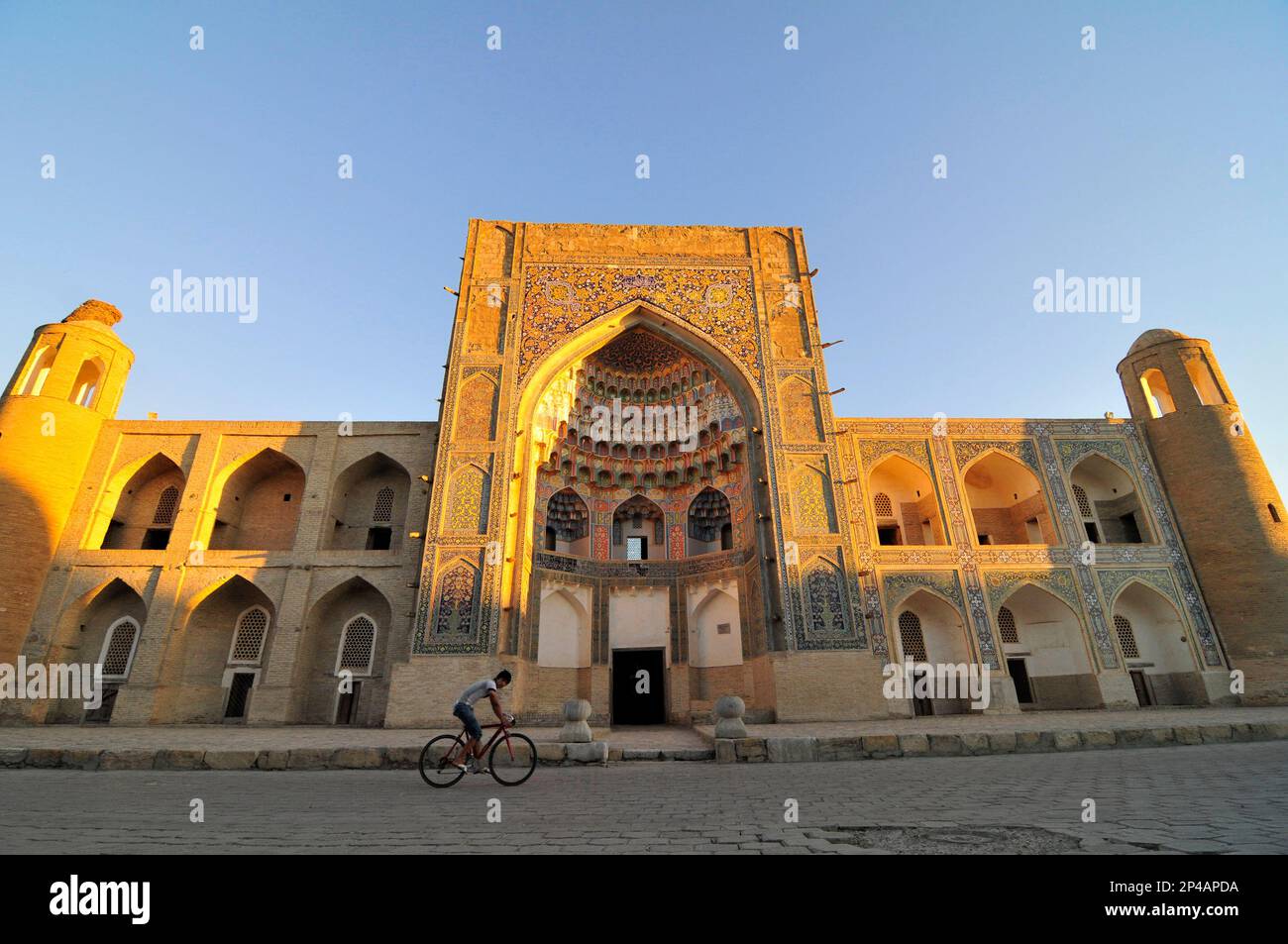 Abdulaziz Khan Madrassah dans la vieille ville de Boukhara, Ouzbékistan. Banque D'Images