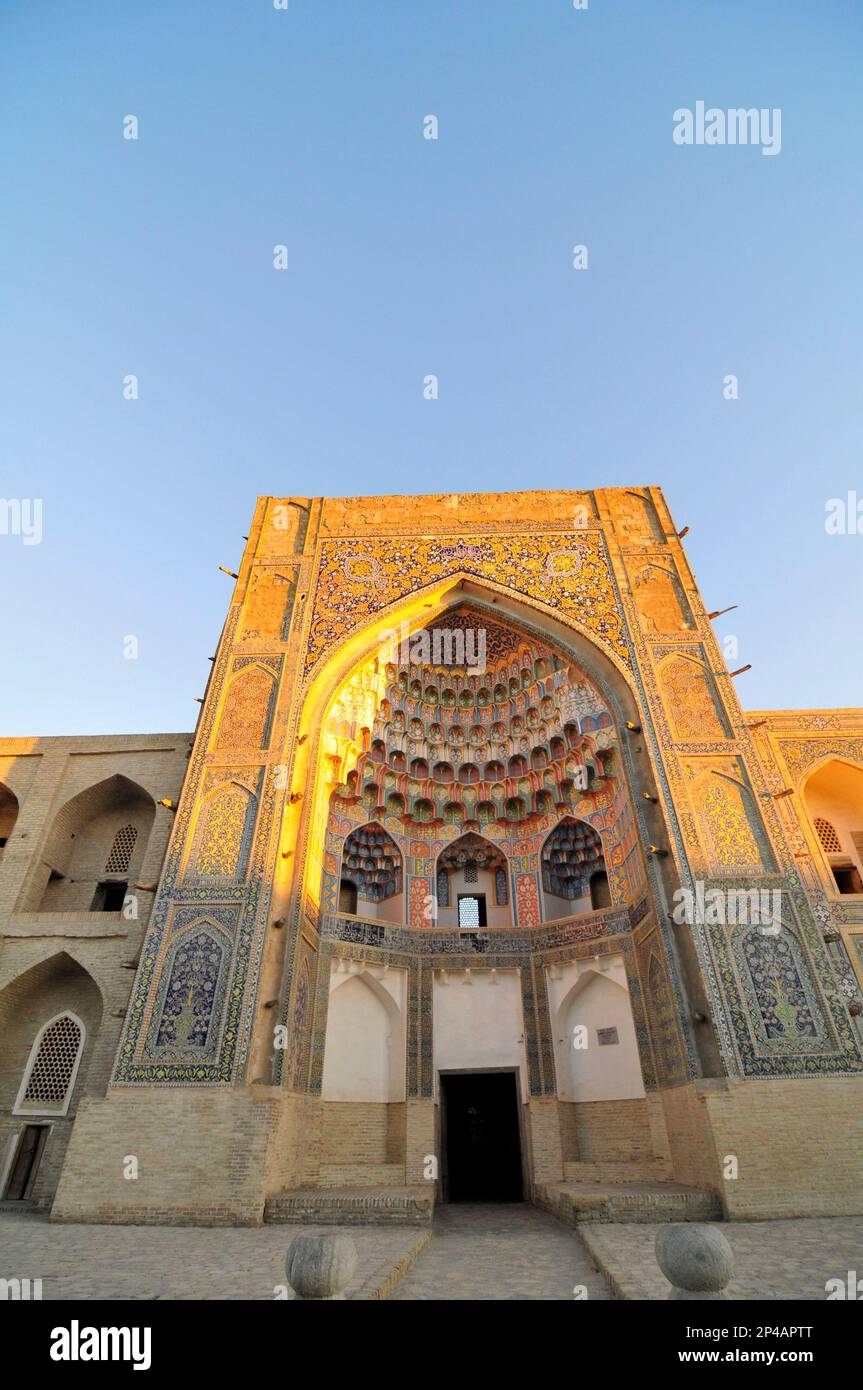 Abdulaziz Khan Madrassah dans la vieille ville de Boukhara, Ouzbékistan. Banque D'Images