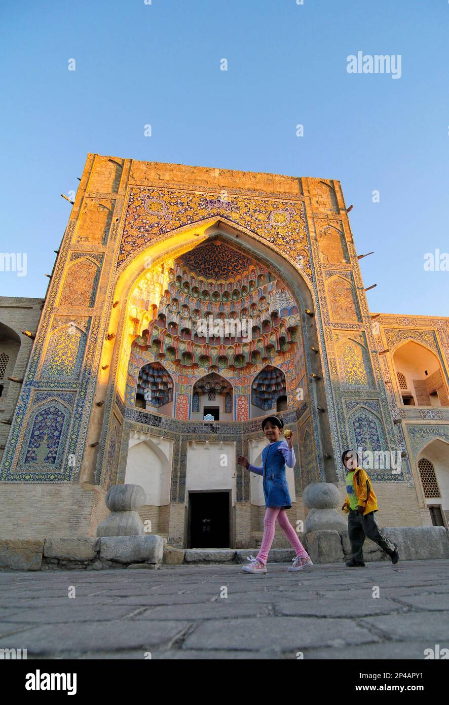 Abdulaziz Khan Madrassah dans la vieille ville de Boukhara, Ouzbékistan. Banque D'Images