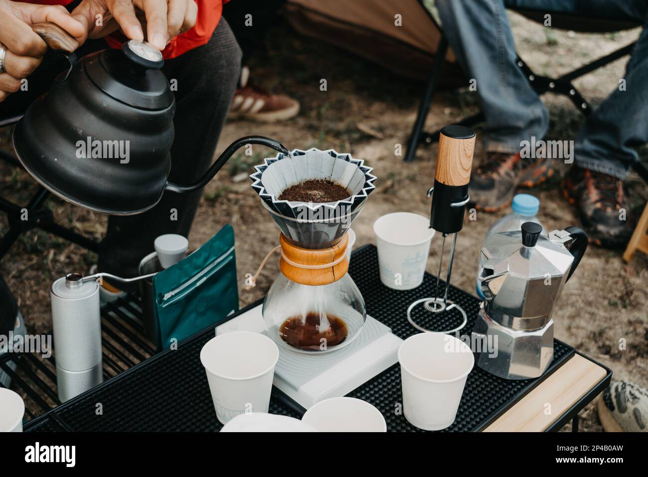 Café goutte à goutte, profitez du temps du café dans le camping Banque D'Images
