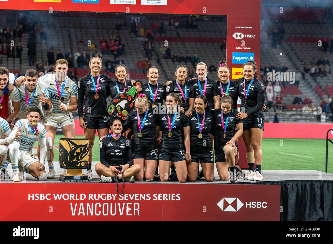 Vancouver, Canada. 5th mars 2023. Médaillés d'or pour femmes les joueurs de la Nouvelle-Zélande se posent sur le podium lors du tournoi annuel de rugby à sept de la série HSBC World à BC place à Vancouver, au Canada. Crédit : Joe ng/Alay Live News. Banque D'Images