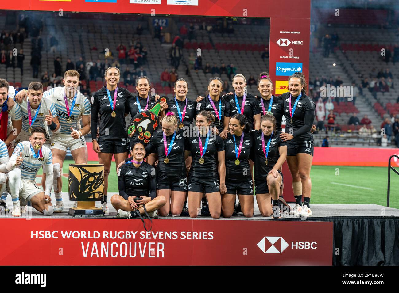 Vancouver, Canada. 5th mars 2023. Médaillés d'or pour femmes les joueurs de la Nouvelle-Zélande se posent sur le podium lors du tournoi annuel de rugby à sept de la série HSBC World à BC place à Vancouver, au Canada. Crédit : Joe ng/Alay Live News. Banque D'Images