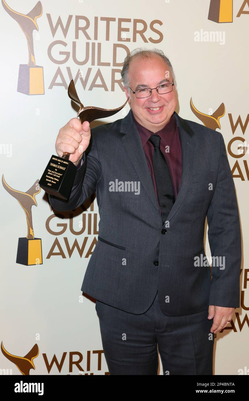 Century City, États-Unis. 05th mars 2023. Thomas Schnauz arrive à la salle de presse des Prix de la Guilde des écrivains de 2023 qui se tient à l'hôtel Fairmont Century Plaza de Century City, en Californie, le dimanche, 5 mars 2023 . (Photo de Juan Pablo Rico/Sipa USA) crédit: SIPA USA/Alay Live News Banque D'Images