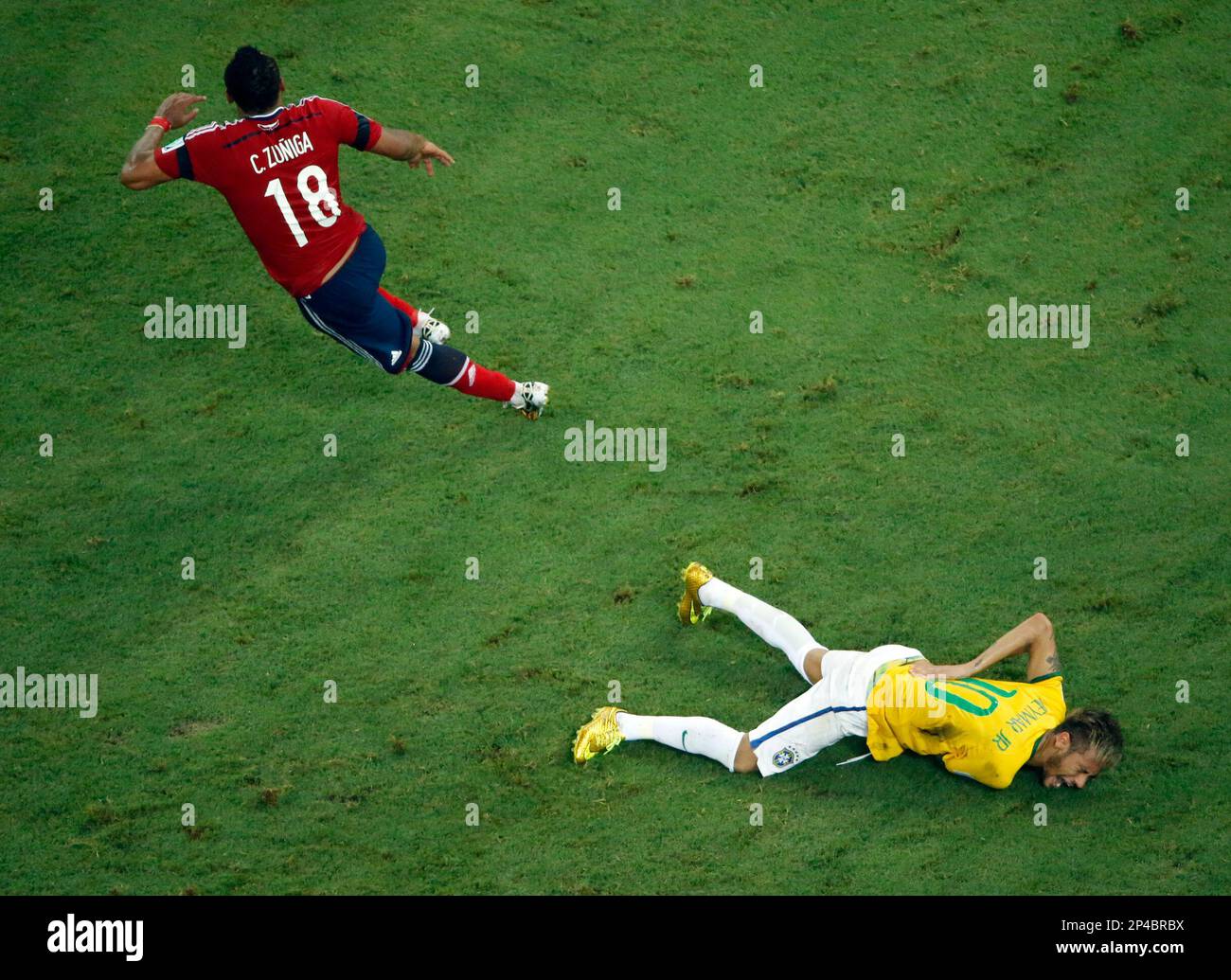 Brazil's Neymar grimaces in pain during the World Cup quarterfinal soccer match between Brazil and Colombia at the Arena Castelao in Fortaleza, Brazil, Friday, July 4, 2014. (AP Photo/Fabrizio Bensch, pool) Banque D'Images