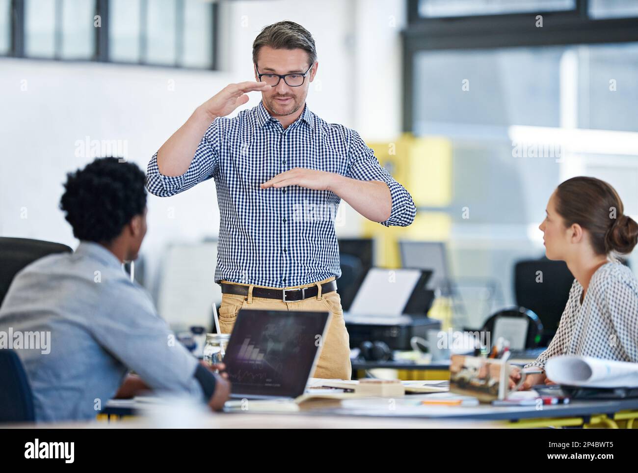 Le travail d'équipe est la première pierre angulaire du succès. groupe de concepteurs travaillant ensemble dans un bureau. Banque D'Images