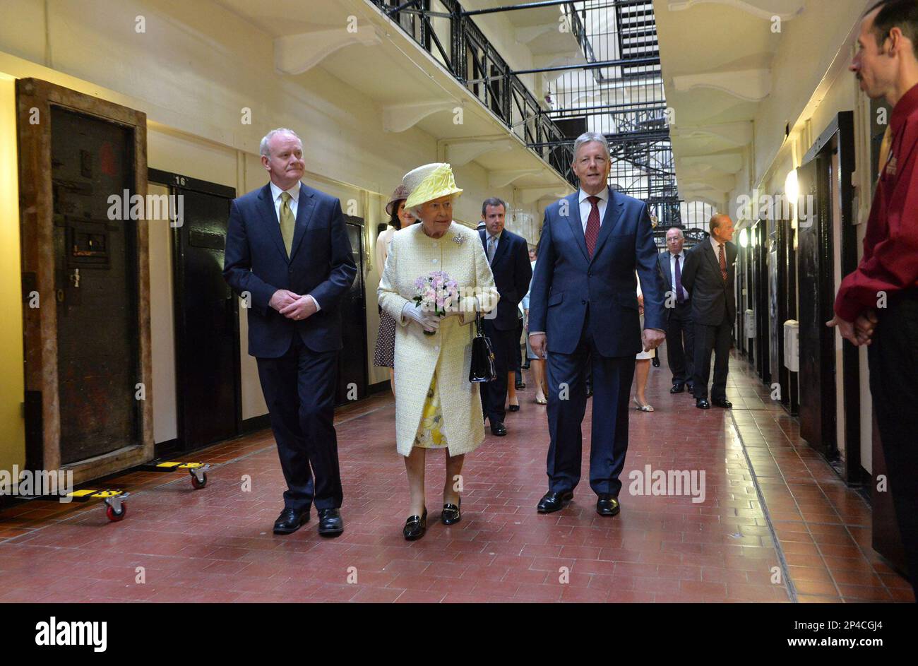 Britain's Queen Elizabeth II , centre, walks with Northern Ireland's First Minister Peter Robinson, right, and Deputy First Minister Martin McGuinness during a visit at the Crumlin Road jail in Belfast, Tuesday, June 24, 2014. The Queen will also visit the set of the Game of Thrones during her visit. (AP Photo/Aaron McCracken/Pool) Banque D'Images
