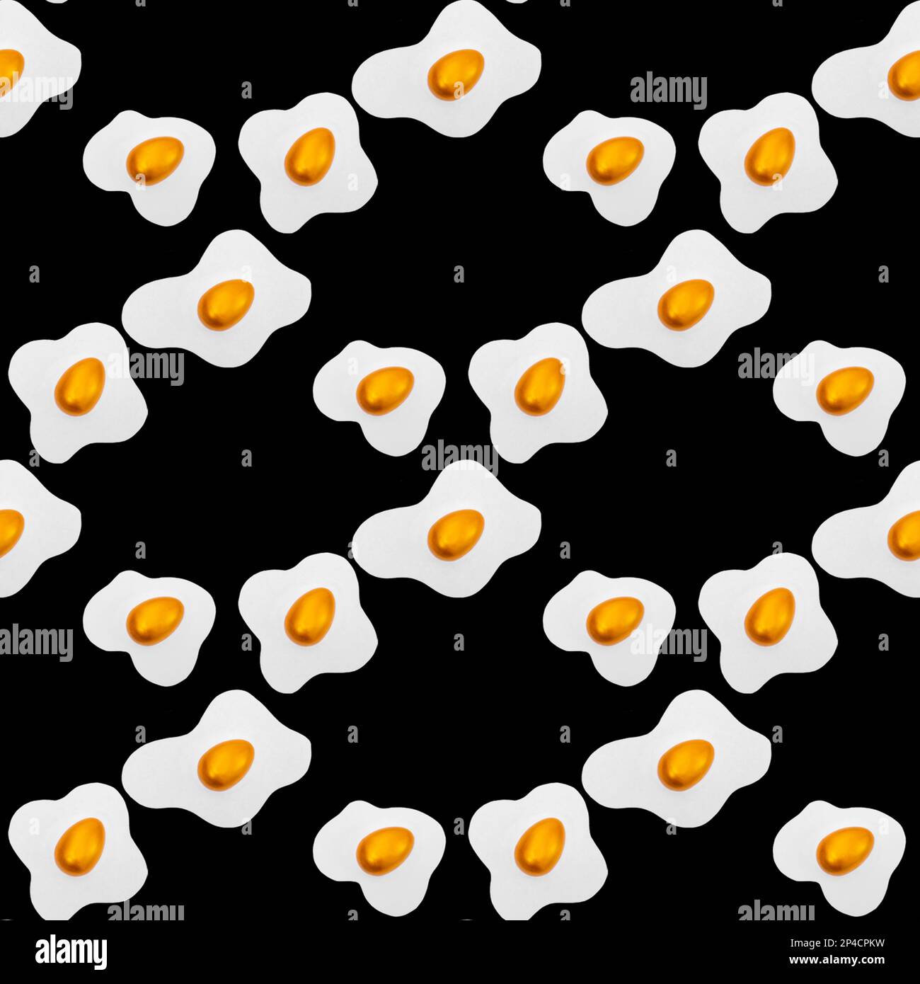 Décor créatif composé d'œufs brouillés et d'œufs de Pâques dorés sur fond noir. Arrière-plan de motif créatif et sans couture. Vacances de printemps Banque D'Images