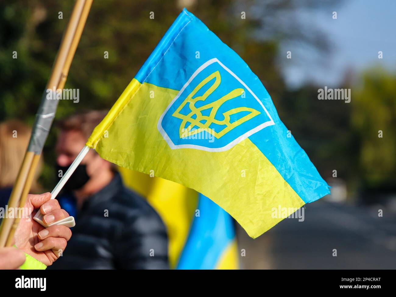 Photo du dossier datée du 29/3/2022, d'un groupe de manifestants se tient devant l'ambassade de Russie à Dublin avec des panneaux et des drapeaux ukrainiens. Les voyages transfrontaliers ont posé des problèmes à l'intégration des migrants sur l'île d'Irlande et les migrants ont soulevé des inquiétudes au sujet d'une augmentation du profilage racial après le Brexit, ont constaté des recherches. Les résultats sont contenus dans une nouvelle étude, réalisée par l'Institut de recherche économique et sociale (ESRI) en partenariat avec l'unité insulaire partagée de Taoiseach, qui a examiné l'expérience des migrants sur l'île, y compris sur les voyages transfrontaliers depuis le Brexit. Date de publication : Banque D'Images