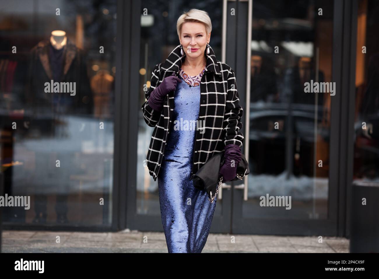 Portrait belle femme de mode marchant à côté de magasin de vêtements, portant la robe bleue, veste de plaid. Style urbain, tenue Banque D'Images