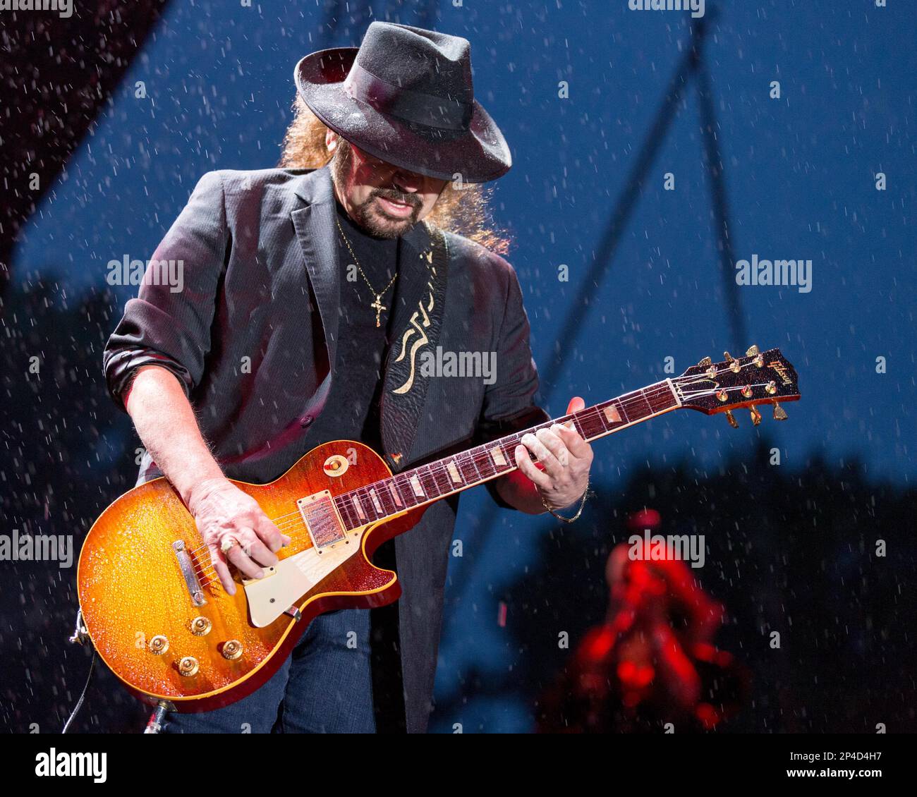 16 juillet 2015 - Oshkosh, Wisconsin, États-Unis - le guitariste GARY ROSSINGTON de Lynyrd Skynyrd se produit en direct sous une forte pluie au festival de musique Rock USA à Oshkosh, Wisconsin (Credit image: © Daniel DeSlover/ZUMA Wire) USAGE ÉDITORIAL SEULEMENT! Non destiné À un usage commercial ! Banque D'Images