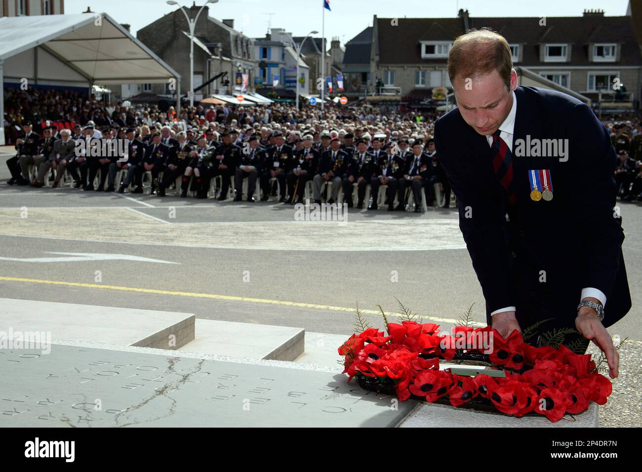 Britain's Prince William, Duke of Cambridge, lays a wreath at an event for veterans in Arromanches-les-Bains, western France, Friday, June 6, 2014, marking the 70th anniversary of the World War II Allied landings in Normandy. World leaders and veterans gathered by the beaches of Normandy on Friday to mark the 70th anniversary of World War Two's D-Day landings. (AP Photo/Leon Neal, Pool) Banque D'Images