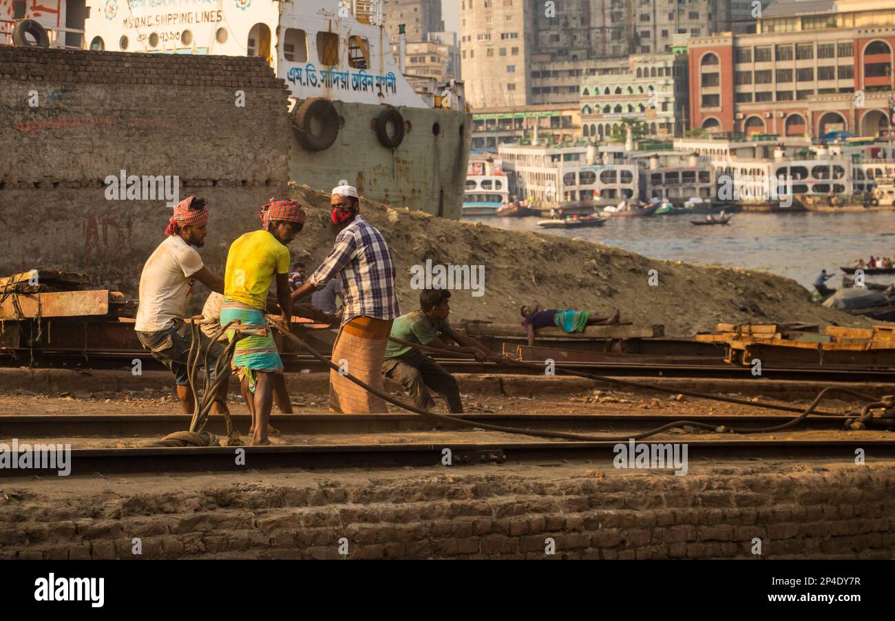 Documentaire photo sur les travailleurs dans le chantier naval. Les chantiers navals le long de la rive de la capitale du Bangladesh. Ils décomposent les VES d'expédition massive Banque D'Images