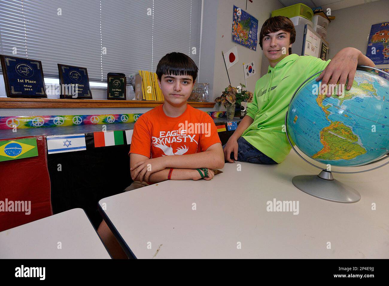 McMichael Middle School Mock United Nations students Robert Guerrero, 13, left, and Josh Groholski, 15, pose Thursday, May 29, 2014, in Sue Makatura's classroom at the school in Nacogdoches, Texas. The pair wrote resolutions for the school competition recently which are scheduled to go before the real United Nations General Assembly in New York for consideration. (AP Photo/The Daily Sentinel, Andrew D. Brosig) MANDATORY CREDIT Banque D'Images