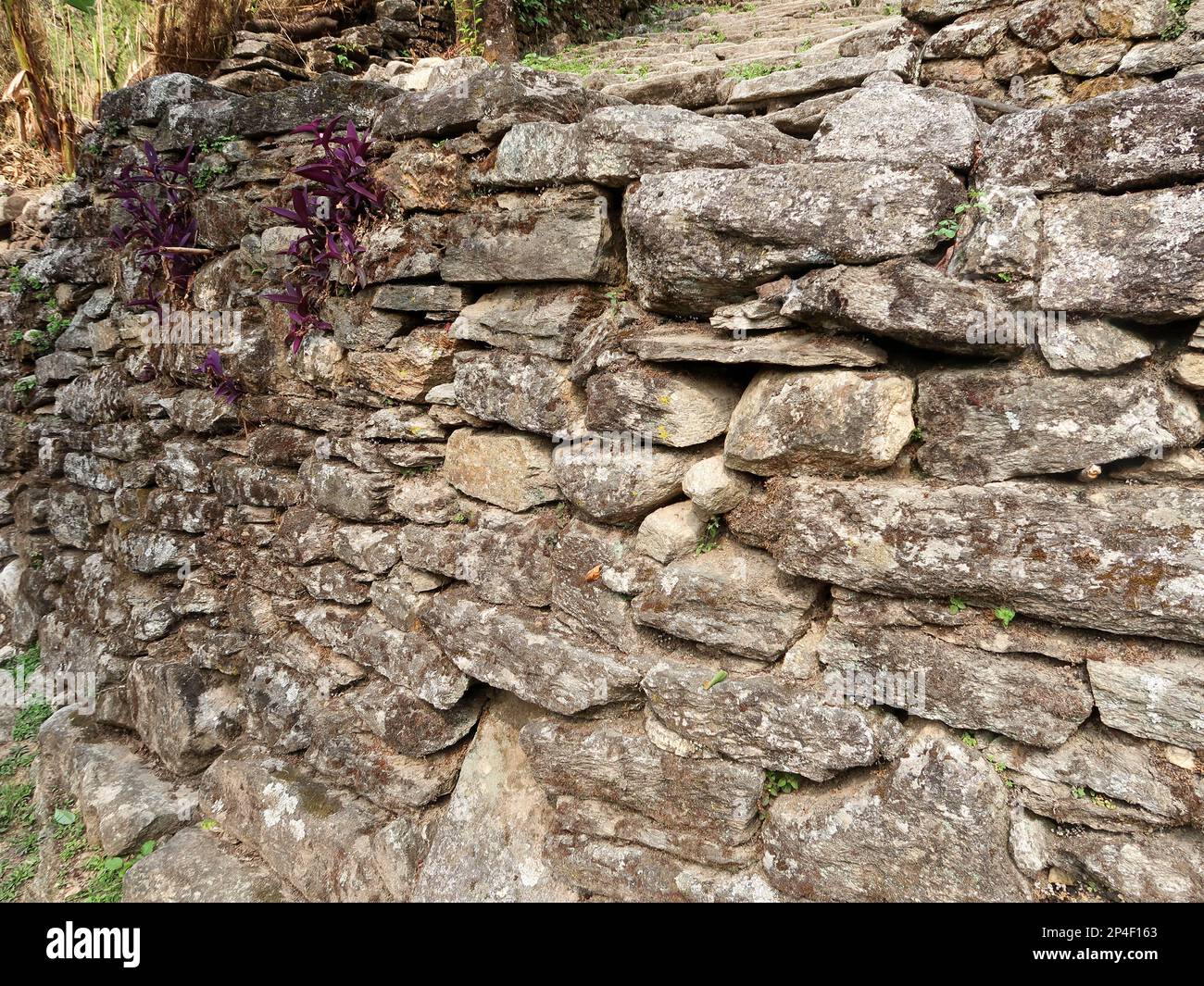 Mur de pierre sur la région montagneuse du Népal. Ce genre de murs sont communs dans la région froide de l'Himalaya. Banque D'Images