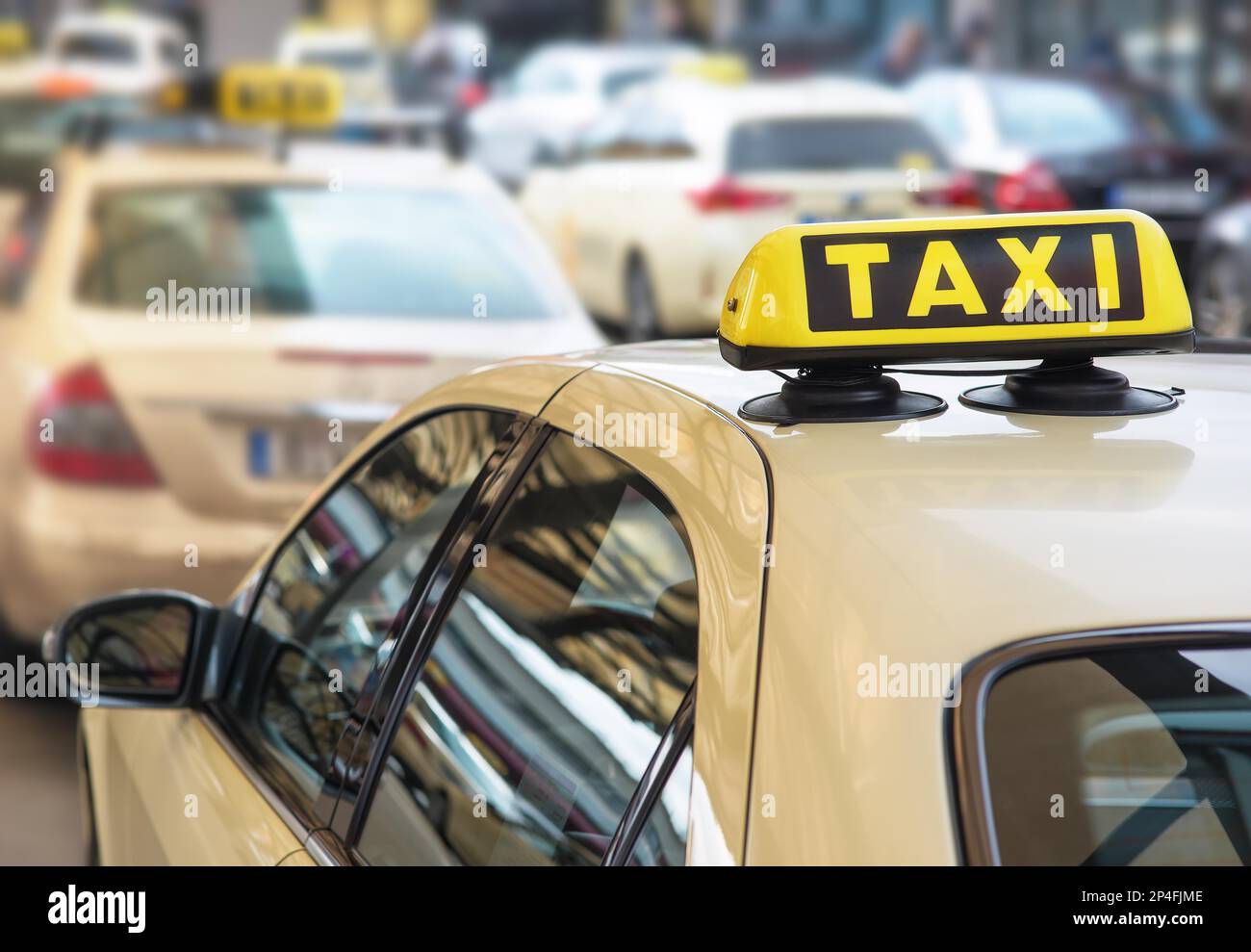 panneau taxi en haut d'une voiture Banque D'Images