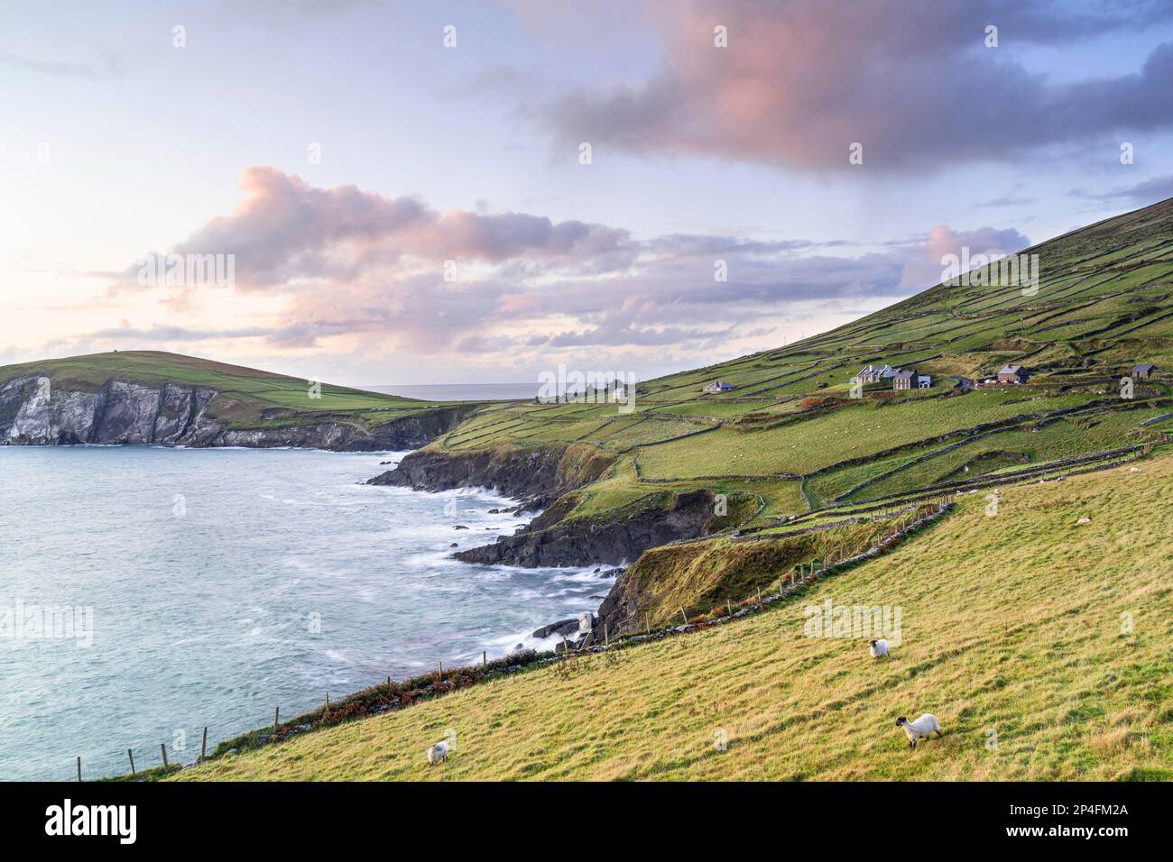 Coumeenoole Beach au coucher du soleil, Dunmore Head, Dingle, Kerry, Irlande Banque D'Images