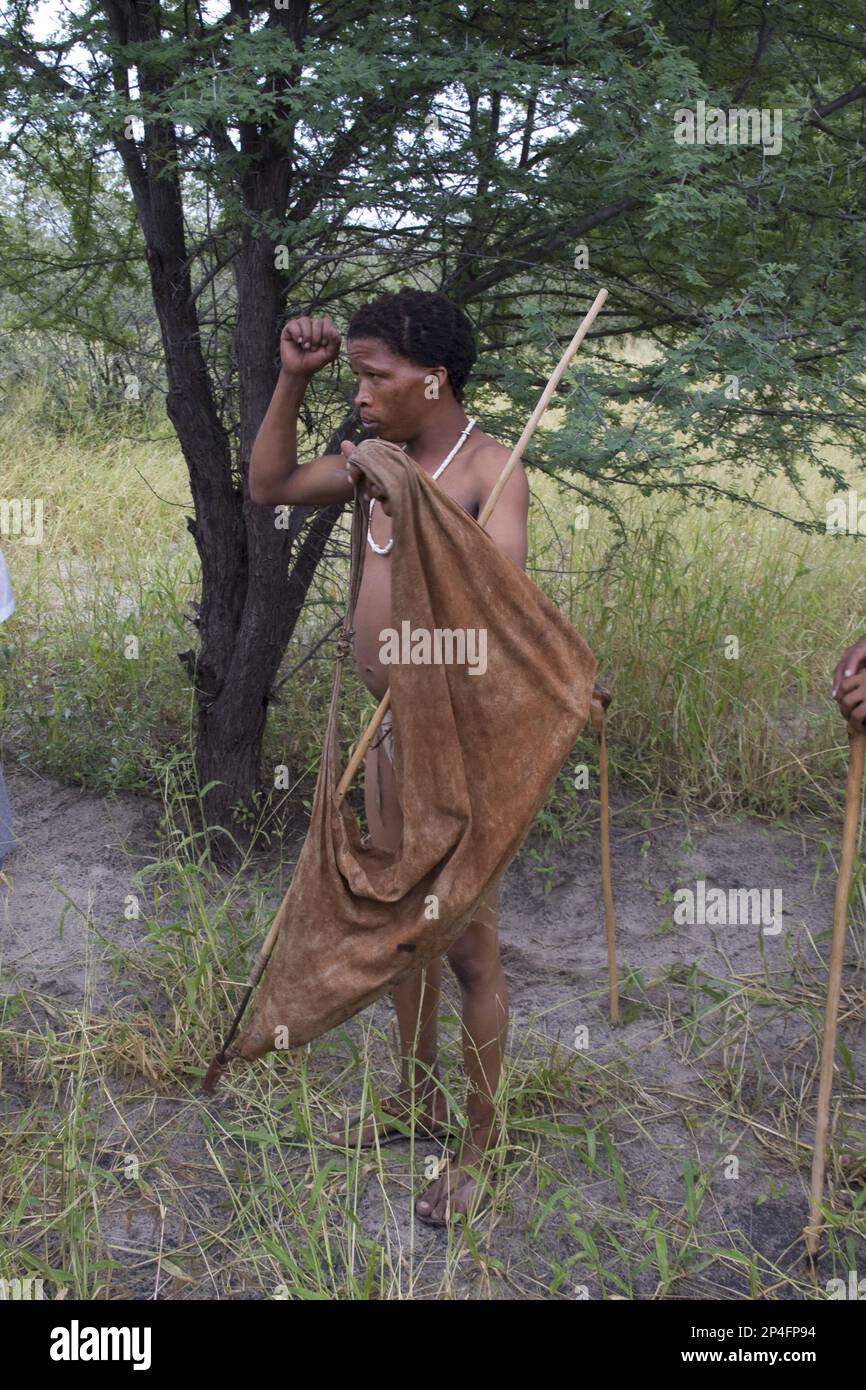 Les Bushmen sont les plus anciens habitants de l'Afrique australe, tous ses outils et armes sont transportés dans une peau animale Banque D'Images