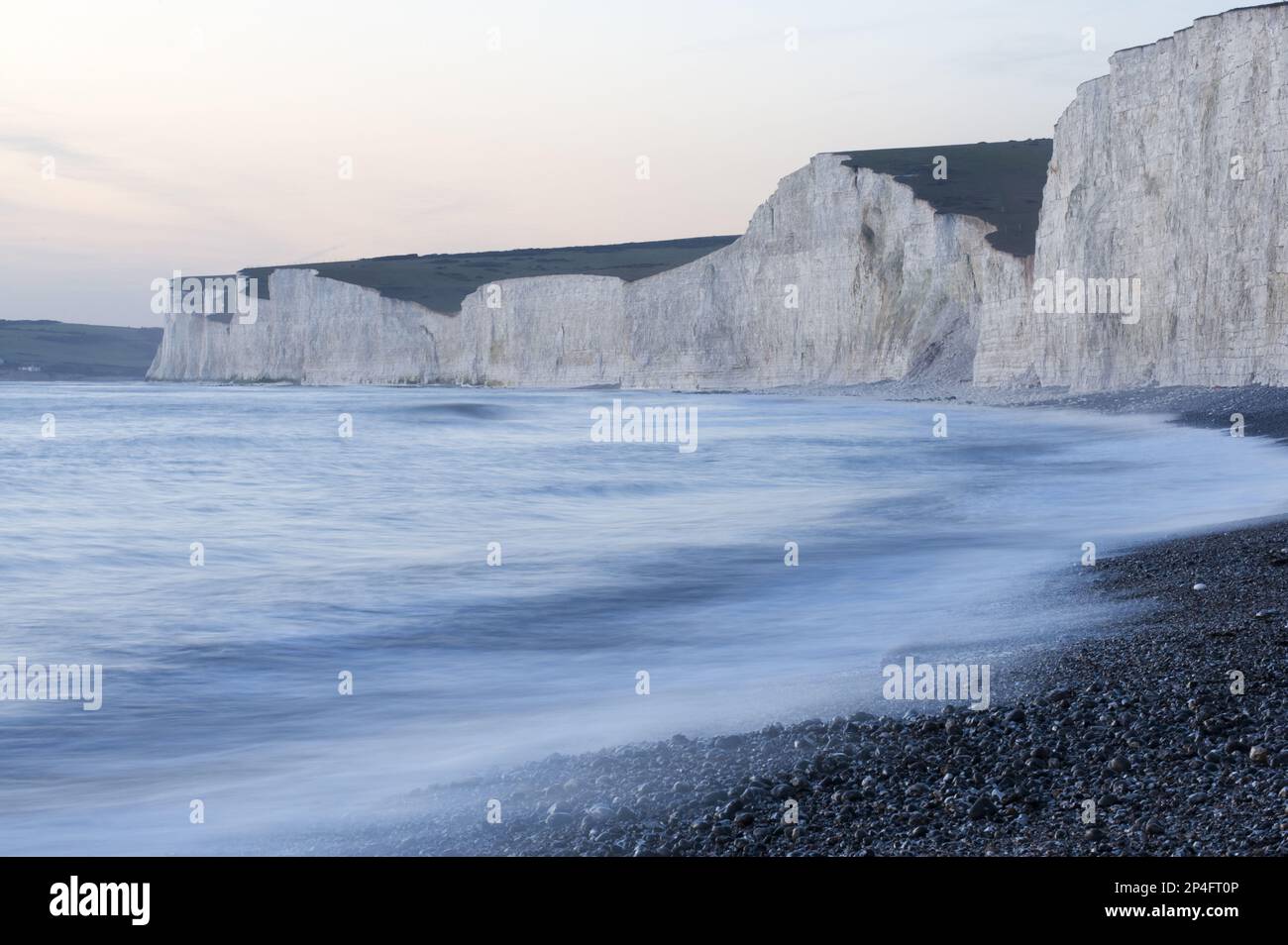 Vue sur les falaises de craie de la côte au crépuscule, Seven Sisters, East Sussex, Angleterre, hiver Banque D'Images