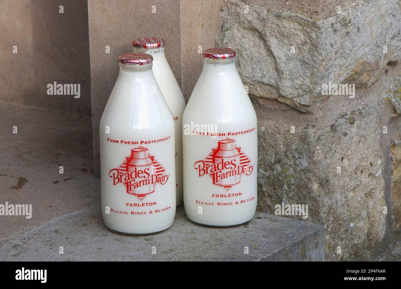 Bouteilles de lait à la porte, Lancaster, Lancashire, Angleterre, Royaume-Uni Banque D'Images