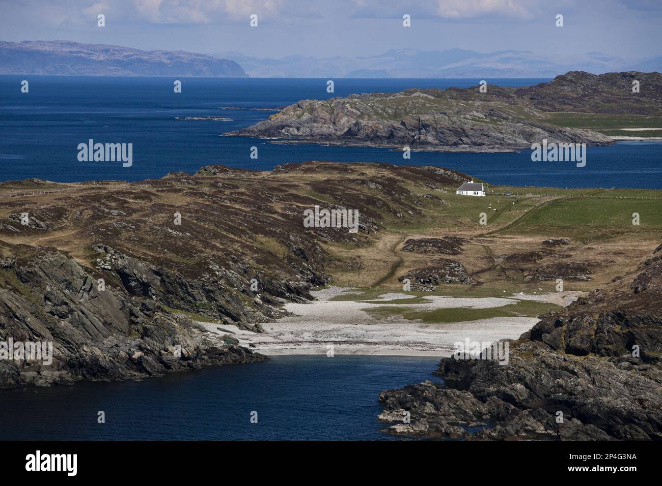 Vue sur la côte nord-ouest avec plage surélevée et maison solitaire, Port nam Fliuchan, île de Colonsay, Hebrides intérieures, Écosse, Royaume-Uni Banque D'Images