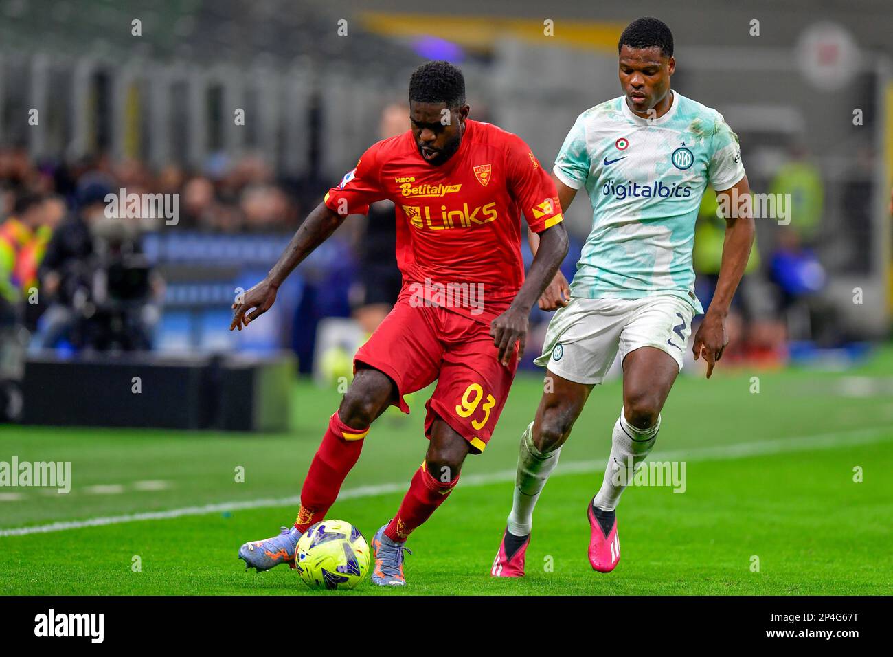 Milan, Italie. 05th, mars 2023. Samuel Umtiti (93) de Lecce et Denzel Dumfries (2) d'Inter vu pendant la série Un match entre Inter et Lecce à Giuseppe Meazza à Milan. (Crédit photo: Gonzales photo - Tommaso Fimiano). Banque D'Images