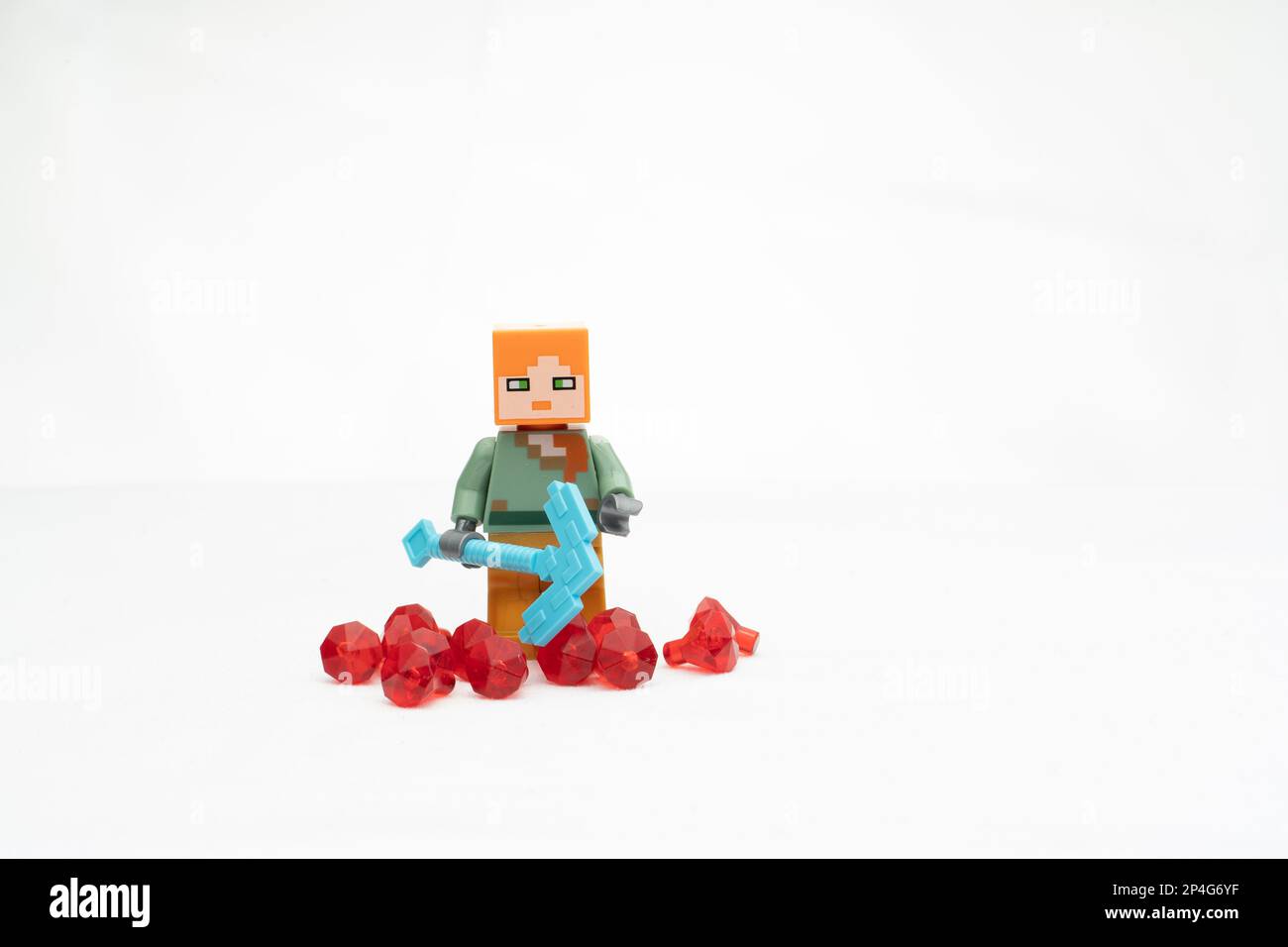Un personnage Minecraft Lego tenant un pioche aux diamants rouges, isolé  sur fond blanc Photo Stock - Alamy