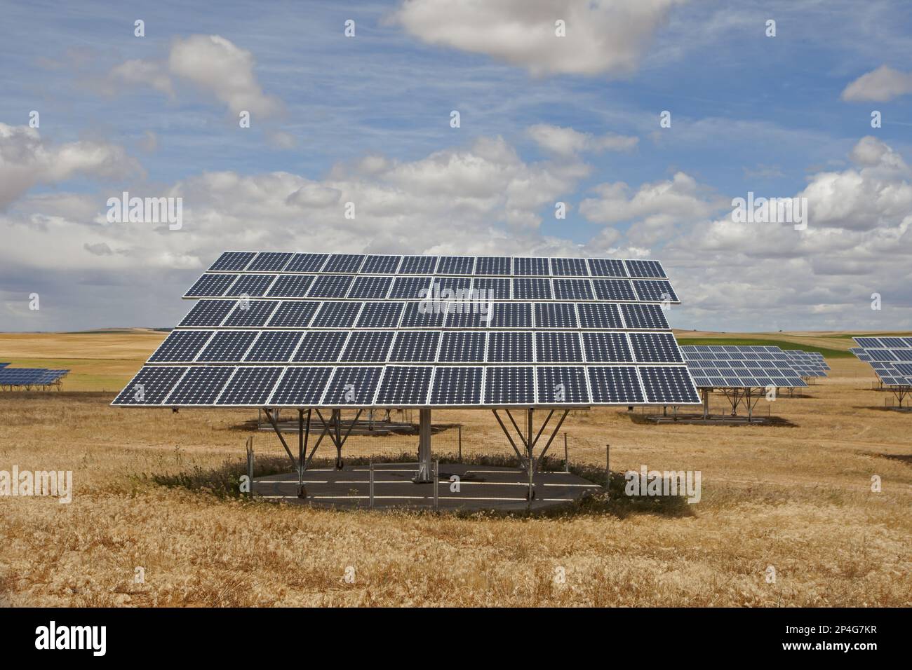 Panneaux d'énergie solaire sur les plaines ouvertes, Castilla y Leon, Espagne Banque D'Images