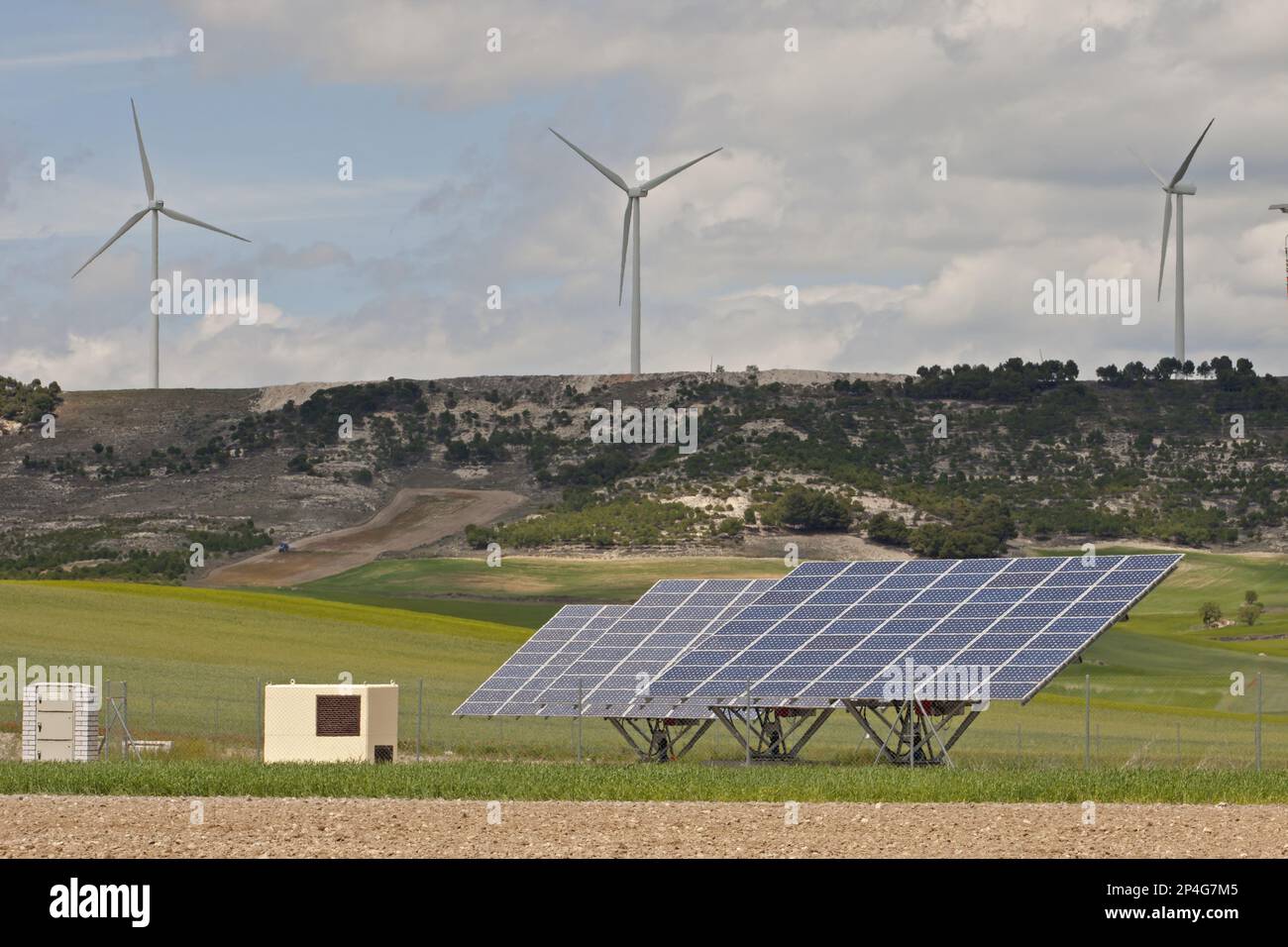 Panneaux d'énergie solaire et éoliennes dans des plaines ouvertes, Castilla y Leon, Espagne Banque D'Images