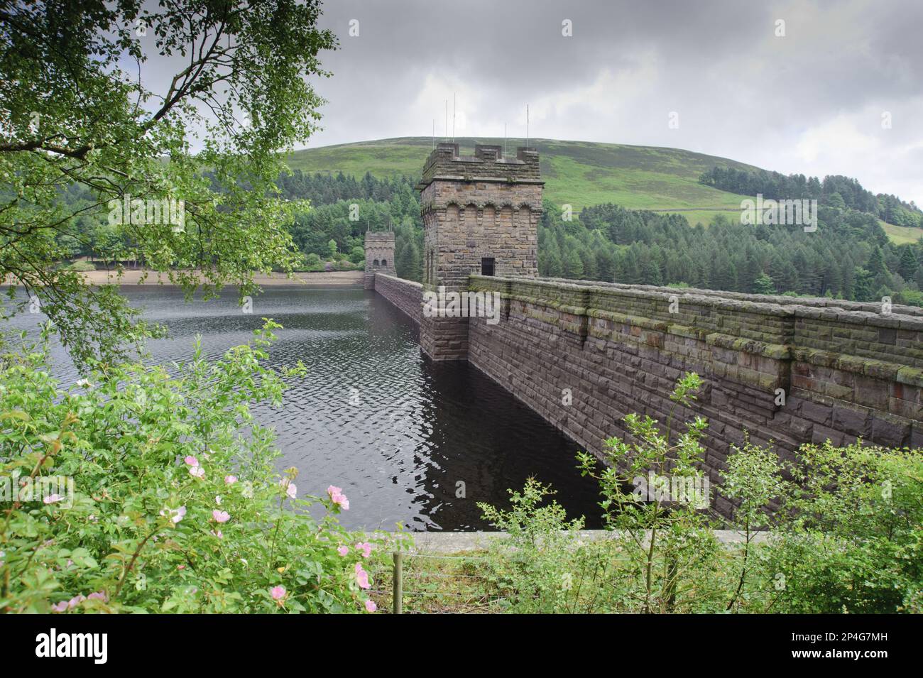 Vue du barrage sur la rivière, Derwent Reservoir, Derwent River, Derbyshire, Angleterre, Royaume-Uni Banque D'Images