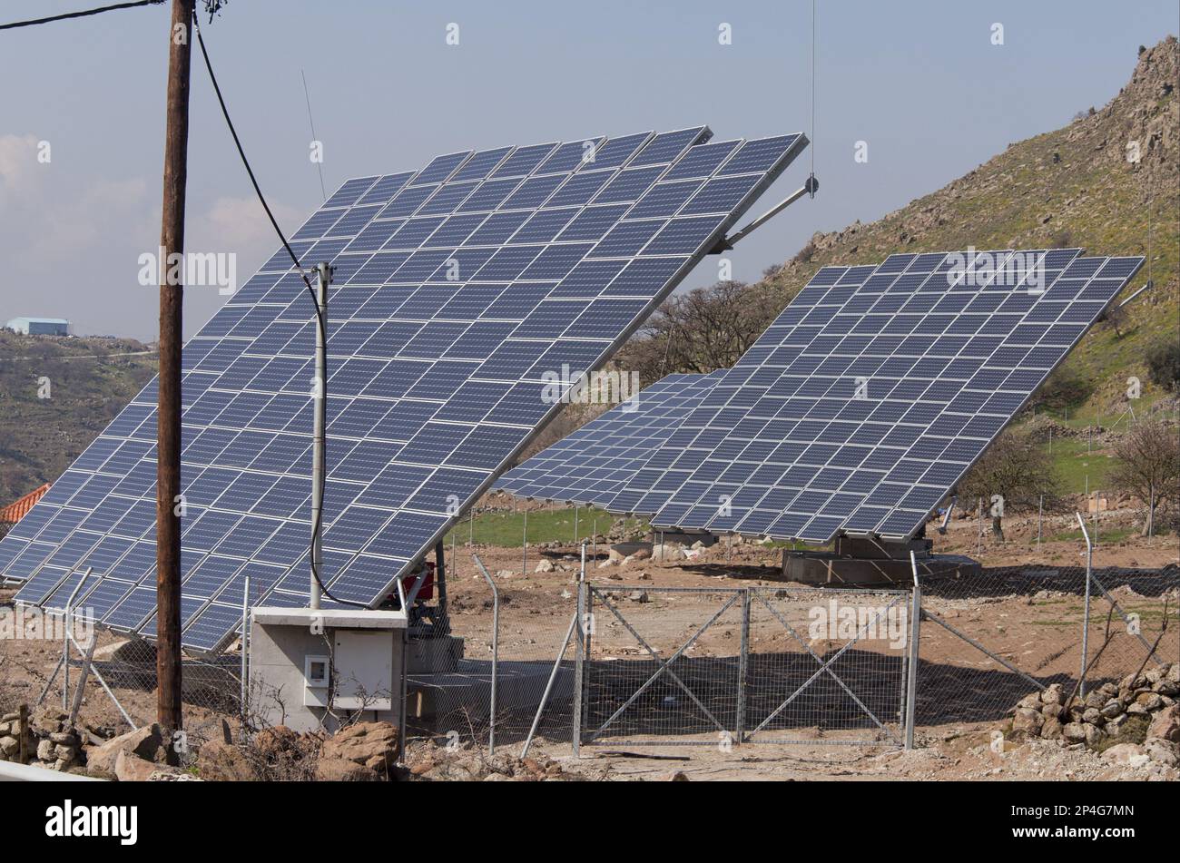 Panneaux d'énergie solaire dans la campagne, West Lesvos, Grèce Banque D'Images