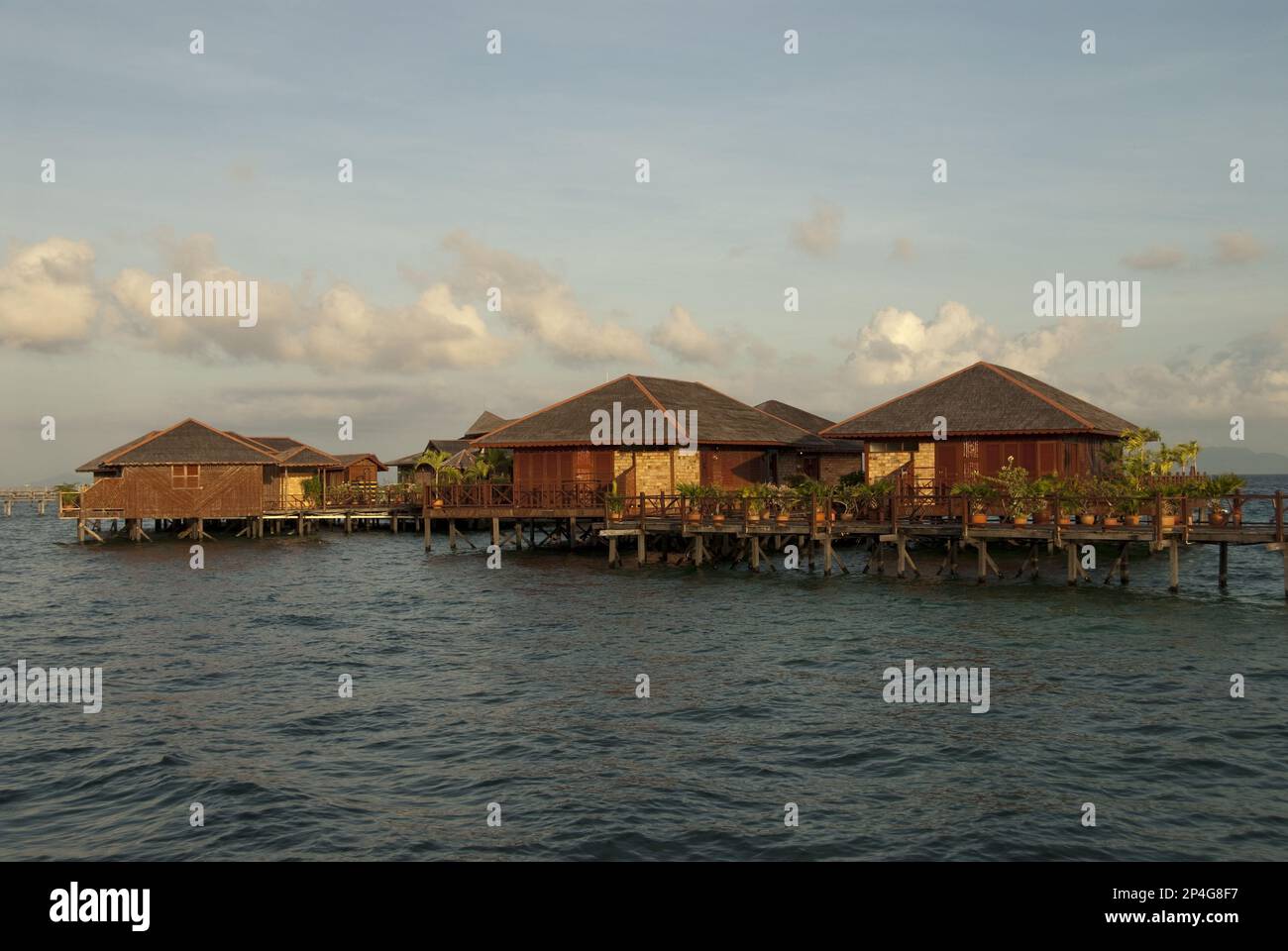 Bungalows touristiques et promenades sur pilotis, village aquatique de Sipadan, île de Mabul, Sabah, Bornéo du Nord-est, Malaisie Banque D'Images