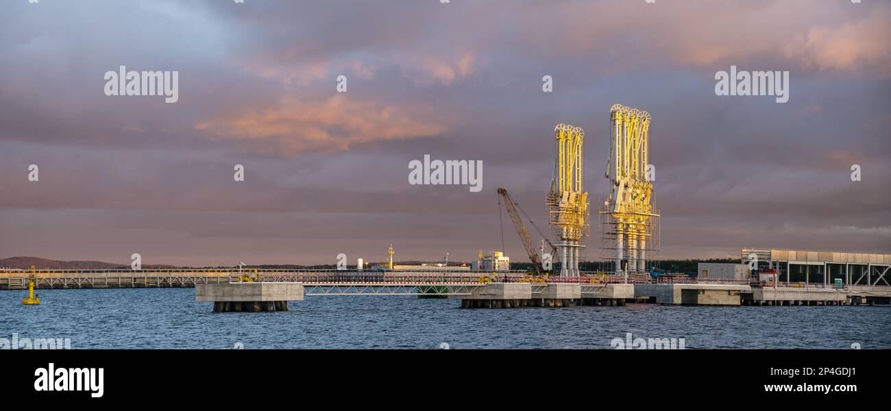 Terminal GNL récemment construit photographié au cours d'un panorama spectaculaire au coucher du soleil Banque D'Images