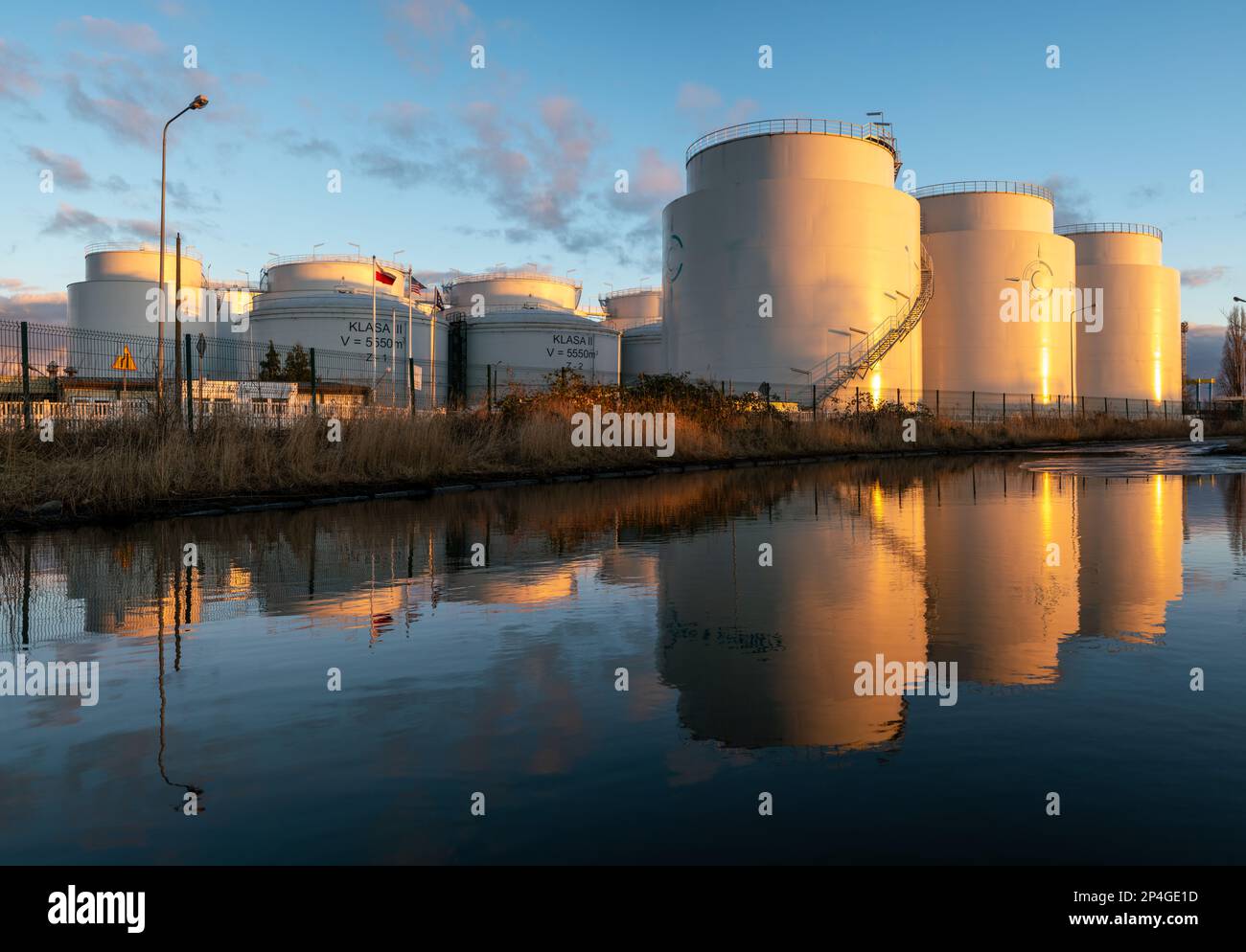 Installations de stockage de carburant liquide reflétées dans le miroir d'eau Banque D'Images