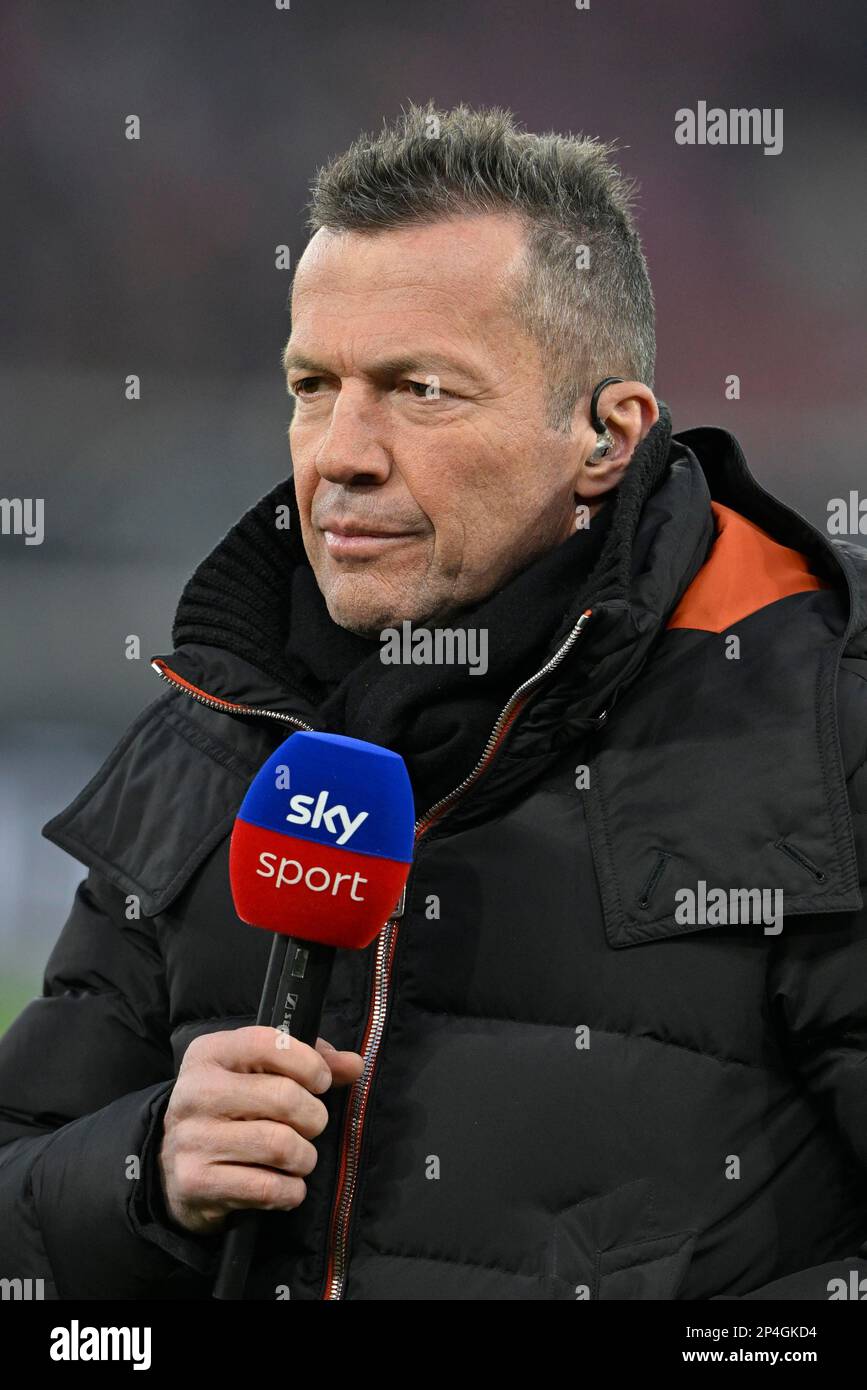 TV Pundit Lothar Mattheaeus en interview avec microphone, microphone logo SKY, Mercedes-Benz Arena, Stuttgart, Baden-Wuerttemberg, Allemagne Banque D'Images