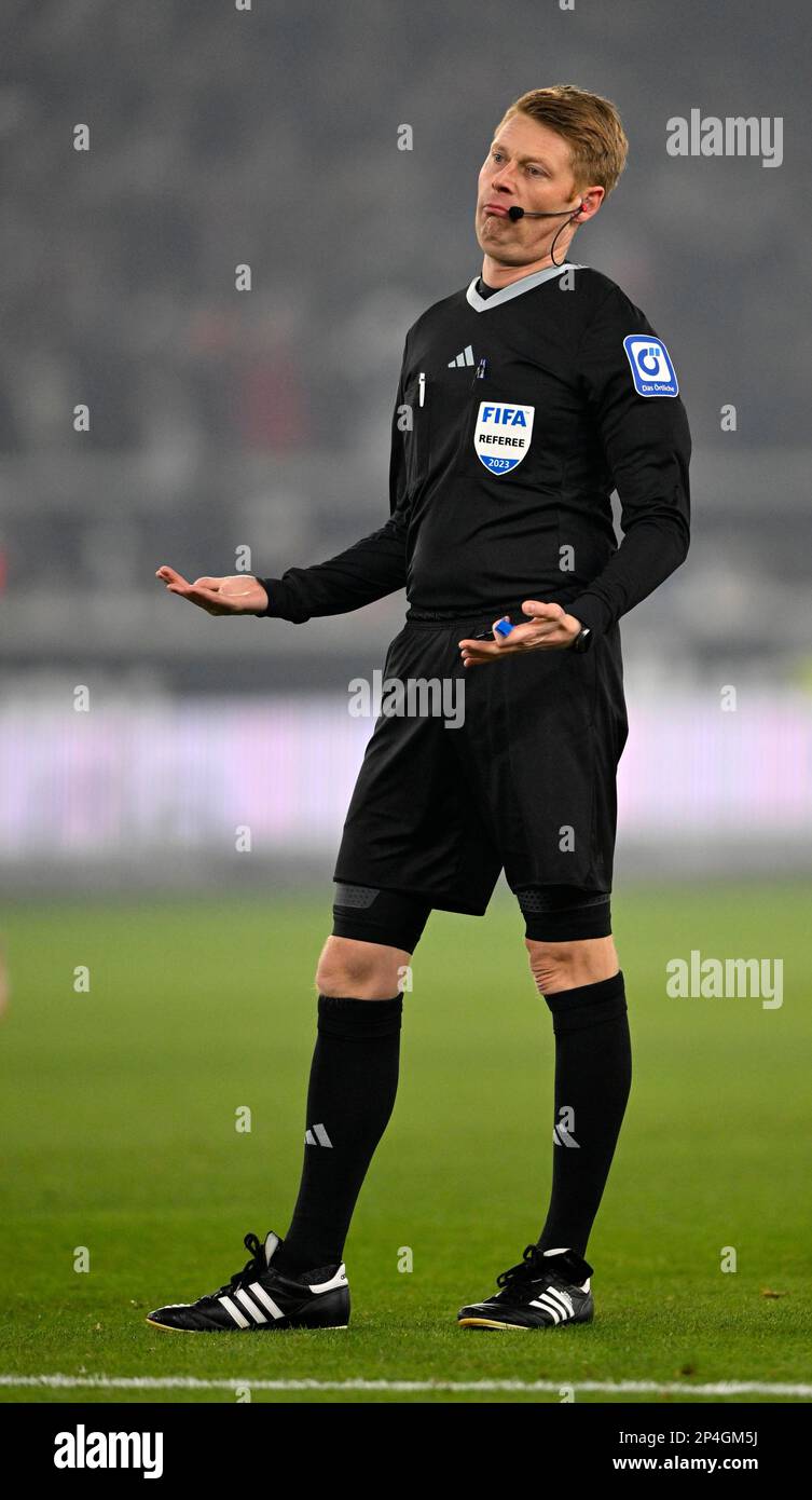 Arbitre Christian Dingert calme le jeu, geste, gestes, Mercedes-Benz Arena, Stuttgart, Bade-Wurtemberg, Allemagne Banque D'Images