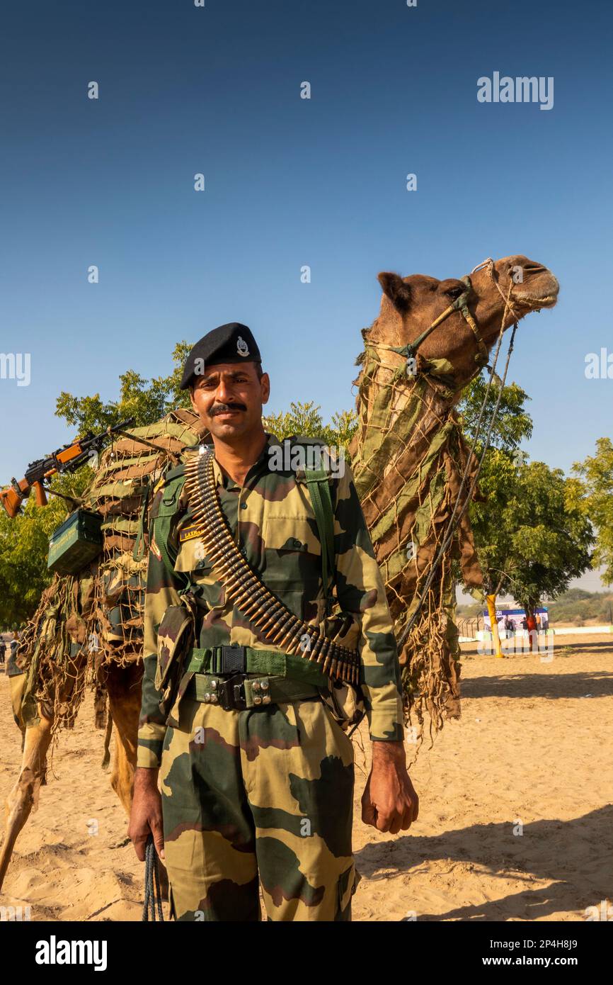 Inde, Rajasthan, Bikaner, Centre national de recherche Camel, Festival Camel, soldat de la Force de sécurité frontalière avec chameau camouflé Banque D'Images