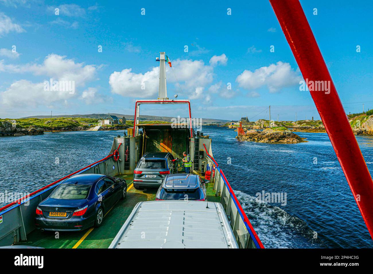 Ferry et voitures en Irlande Banque D'Images