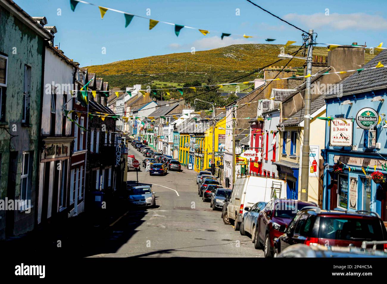 Boutiques et voitures de Dingle en Irlande Banque D'Images