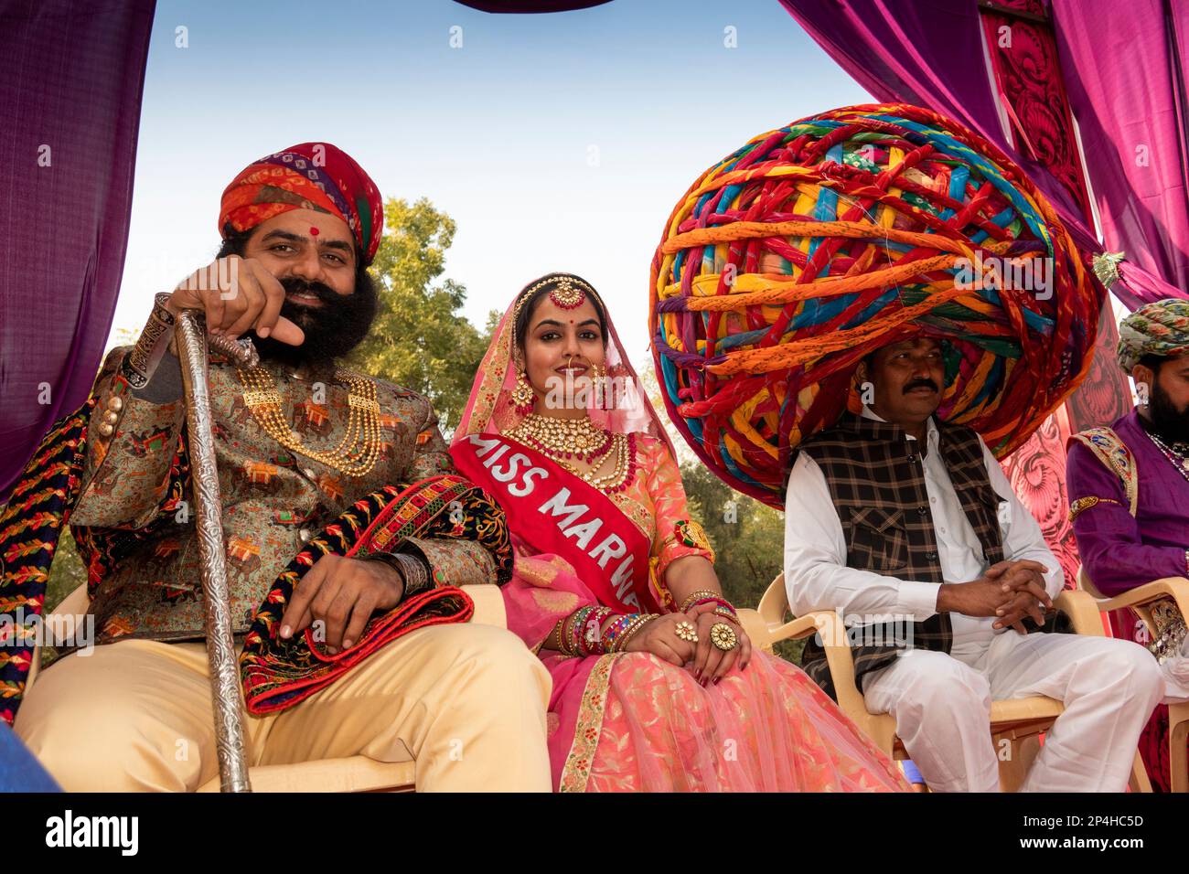 Inde, Rajasthan, Bikaner, Camel Festival Parade, M. Bikana, Miss Marwan et le plus grand turban en flotteur Banque D'Images