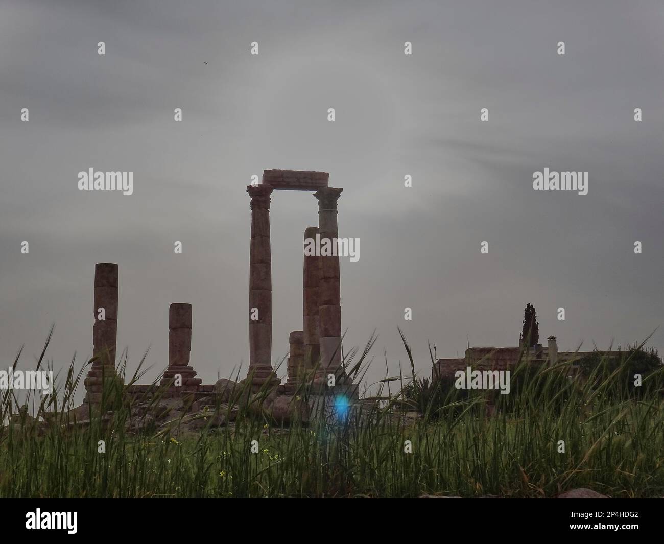 Amman, Jorden - colonne de l'ancien temple Hercules à Amman, Jordanie, au sommet d'une colline au premier feu. Banque D'Images