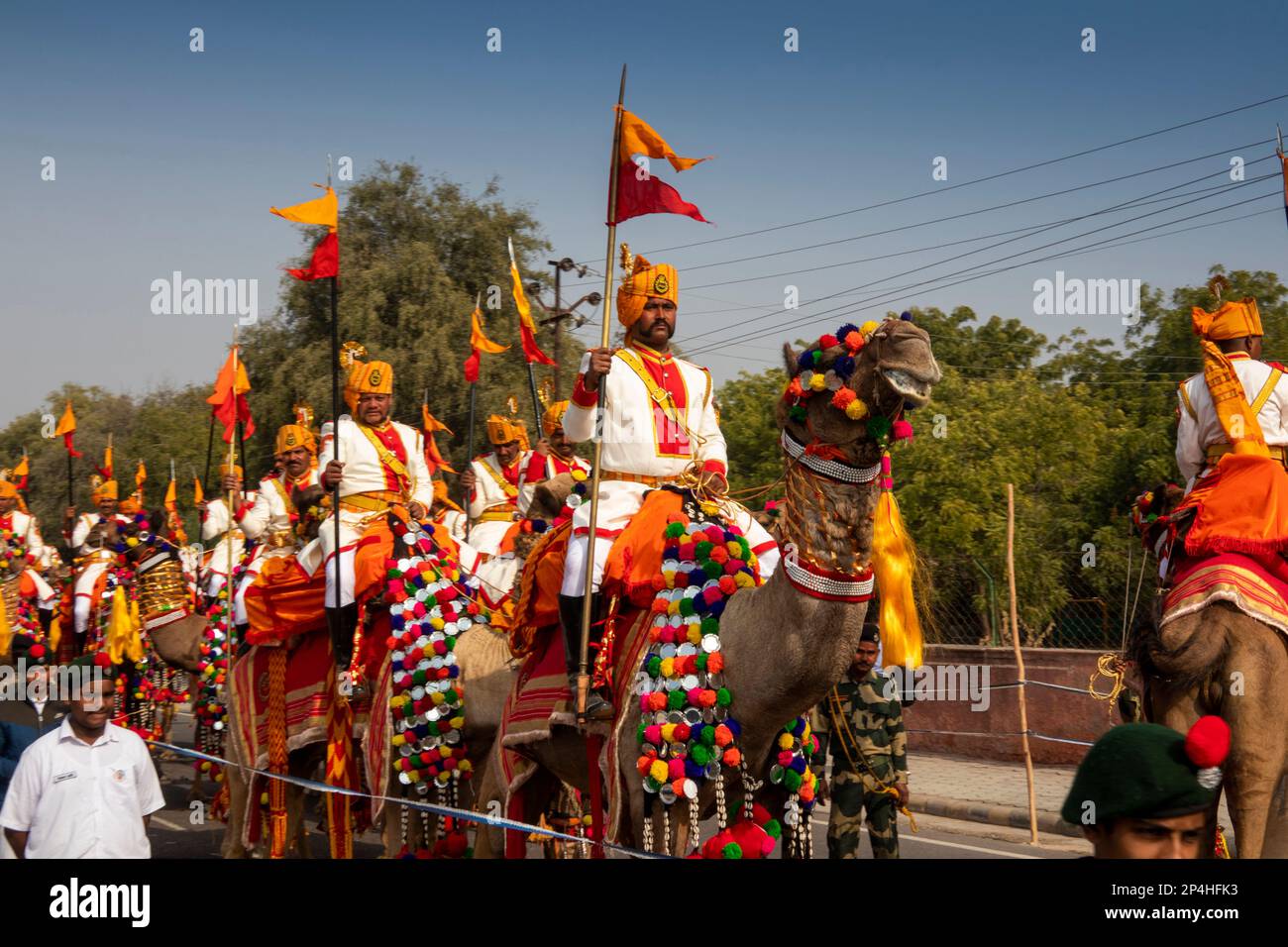 Inde, Rajasthan, Bikaner, Camel Festival Parade, soldats de la Force de sécurité frontalière montés à dos de chameau en uniforme Banque D'Images