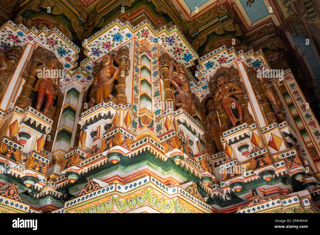 N10851India, Rajasthan, Bikaner, Seth Bhandasar, (Bhanda Shah Mandir) intérieur du temple de Jain, personnages peints décorant des colonnes Banque D'Images