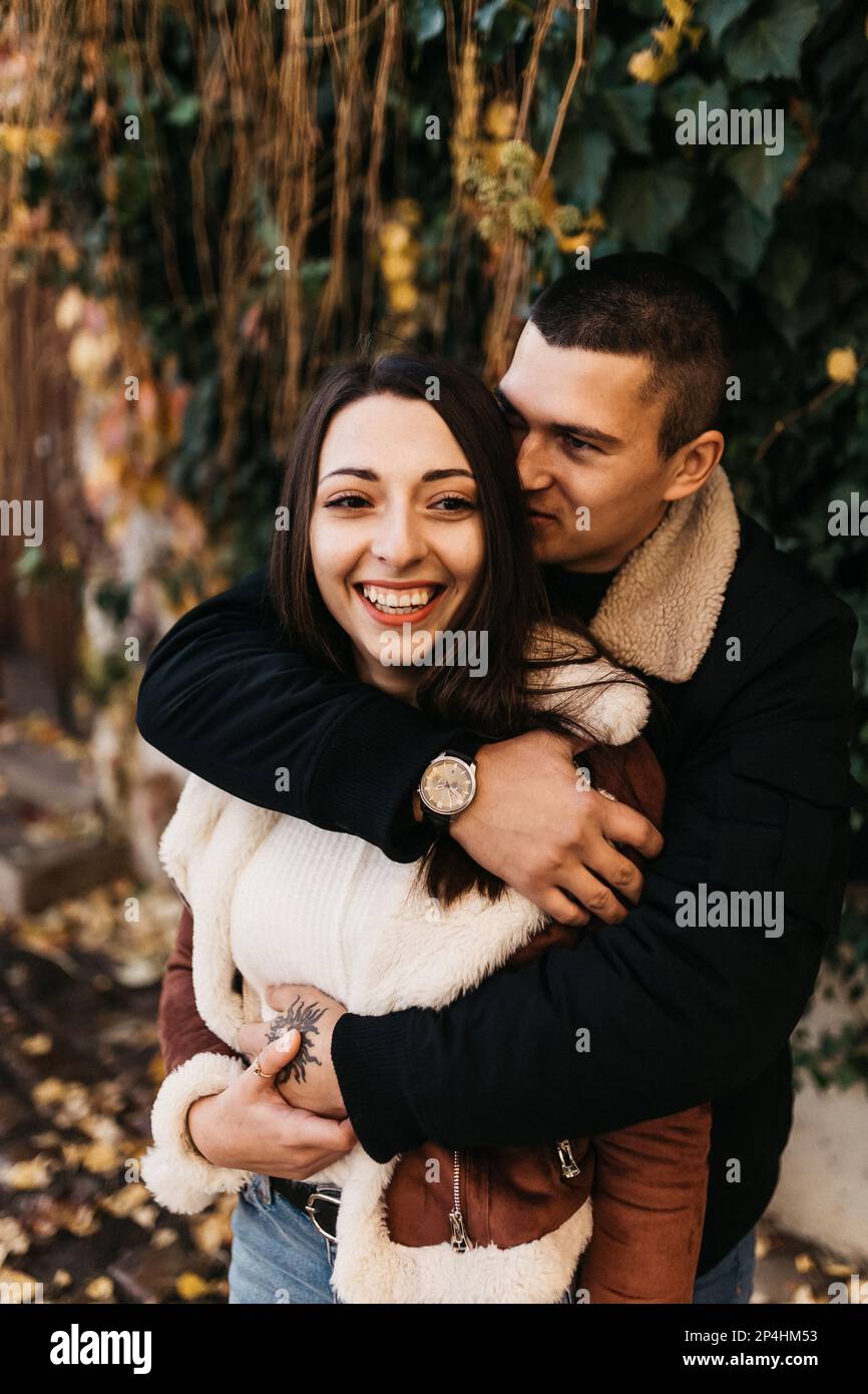Un couple heureux qui s'embrasse dans un parc d'automne Banque D'Images