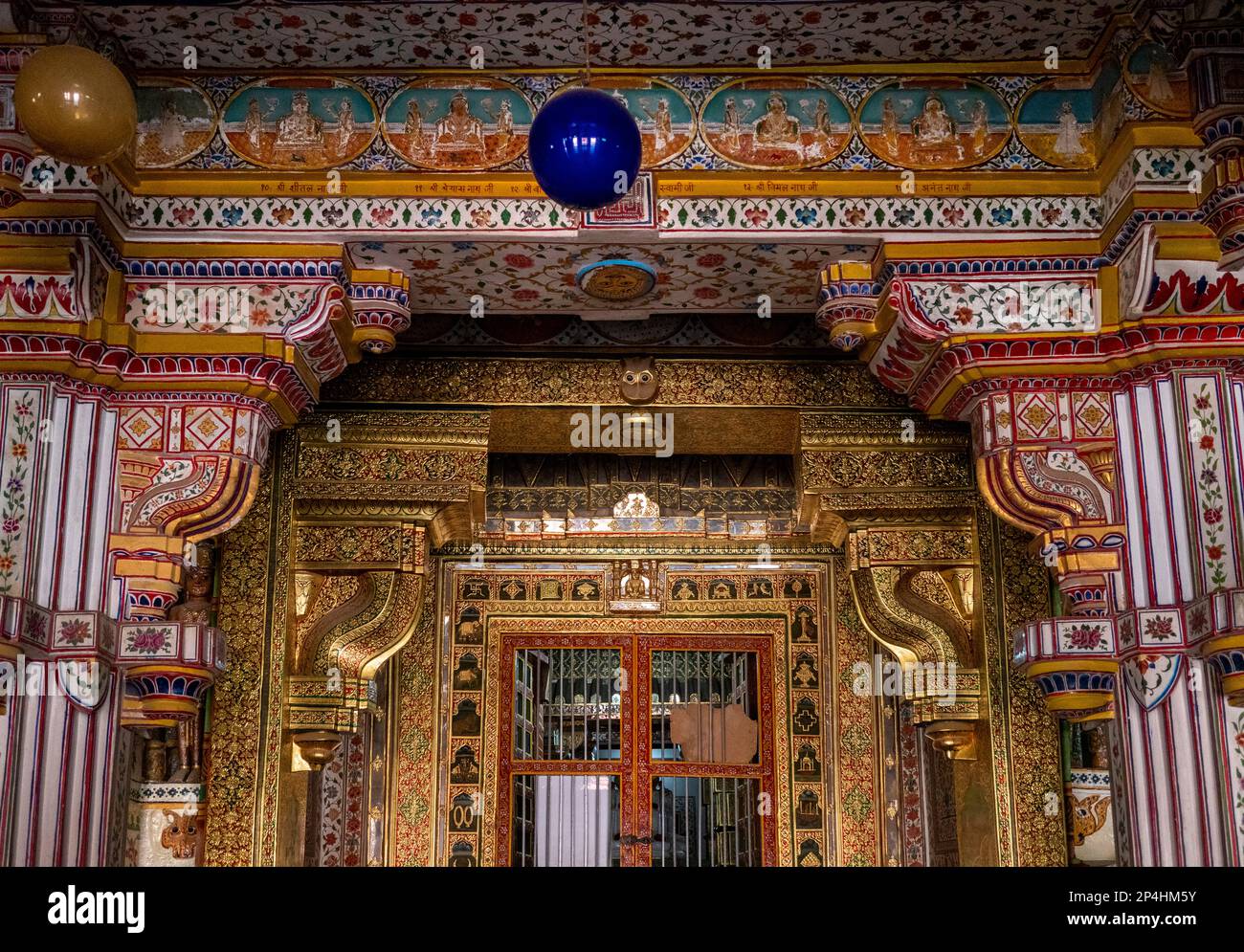 Inde, Rajasthan, Bikaner, Seth Bhandasar, (Bhanda Shah Mandir) intérieur du temple de Jain, arches au-dessus du vedi principal Banque D'Images