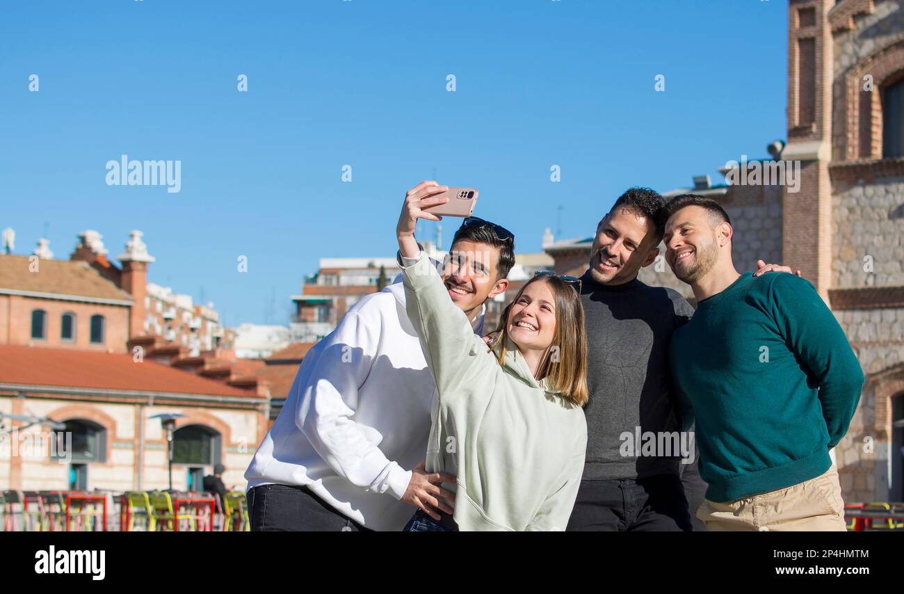 Groupe de jeunes amis joyeux prenant le portrait de selfie. Bonne pe Banque D'Images